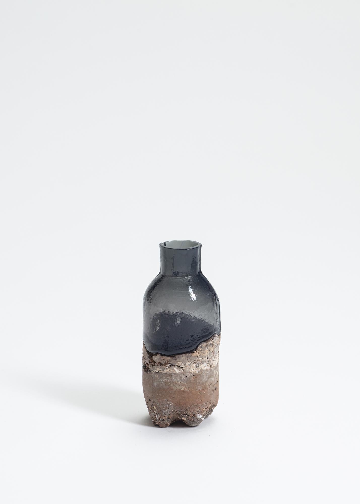 FUWA FUWA, Nr. 11 Flasche von Yusuke' Y. Offhause
Das Werk ist ein Unikat und besteht aus zwei Teilen (Keramik und Glas).
Abmessungen: D 6 x B 6 x H 14 cm.
MATERIALIEN: Steingut, Porzellan, Glas.

Yusuke' Y. Offhause:
