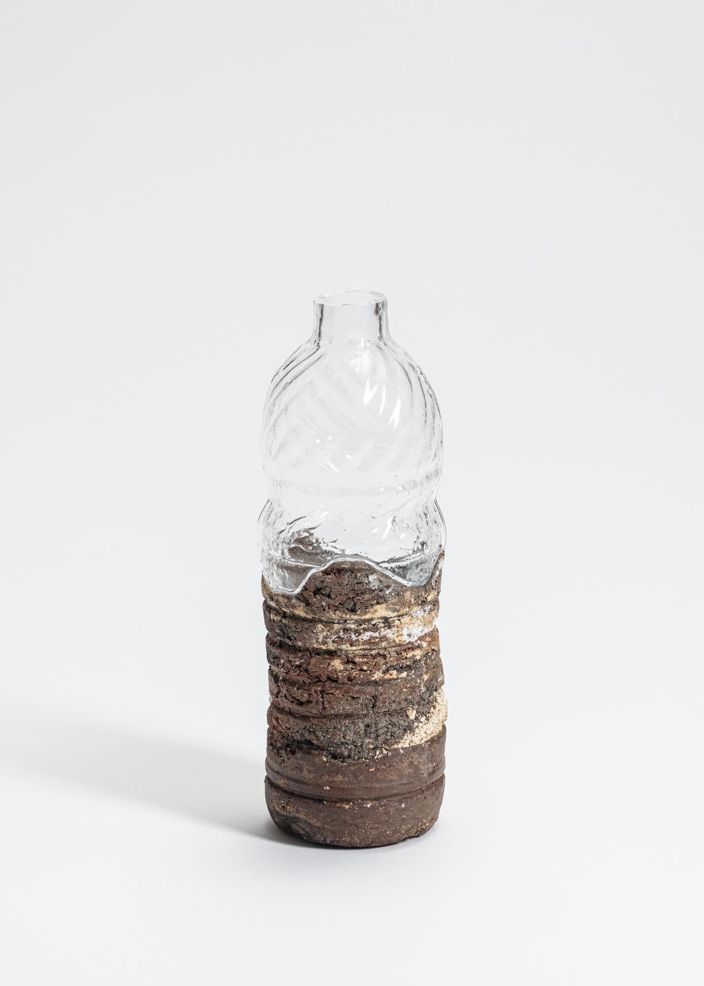 FUWA FUWA, Nr. 16 Flasche von Yusuke' Y. Offhause
Das Werk ist ein Unikat und besteht aus zwei Teilen (Keramik und Glas).
Abmessungen: D 8 x B 8 x H 23 cm.
MATERIAL: Steingut, Porzellan, Glas.

Yusuke' Y. Offhause:
