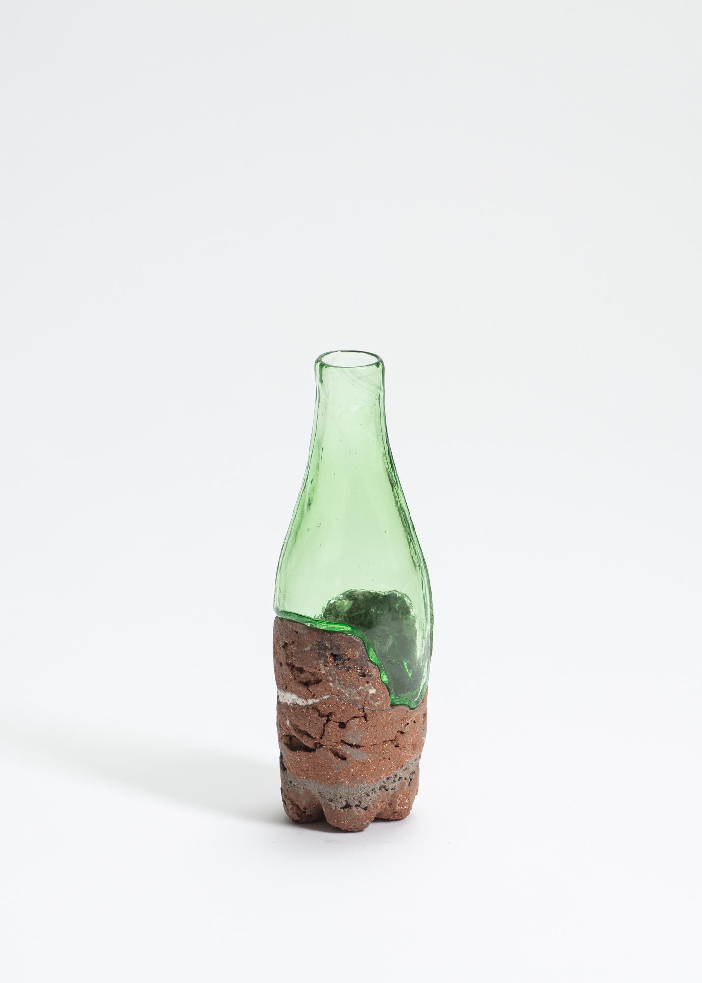 FUWA FUWA, Nr. 3 Flasche von Yusuke' Y. Offhause
Das Werk ist ein Unikat und besteht aus zwei Teilen (Keramik und Glas).
Abmessungen: T 6,5 x B 6,5 x H 20 cm.
MATERIALIEN: Steingut, Porzellan, Glas.

Yusuke' Y. Offhause:
