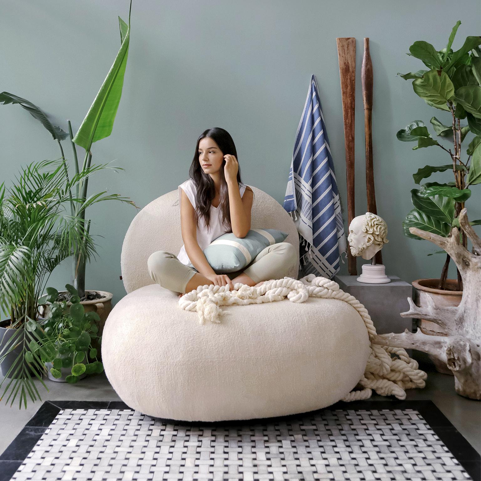 Con su diseño único, el sillón FUYU aúna la amplitud de asiento y la naturalidad que no puede encontrar en otros sofás individuales..

Medidas: Largo: 47.2'' / Fondo: 53.2'' / Alto: 35.4'' / Altura del asiento: 17.7''
Peso: 41.6 kg

-Tapicería