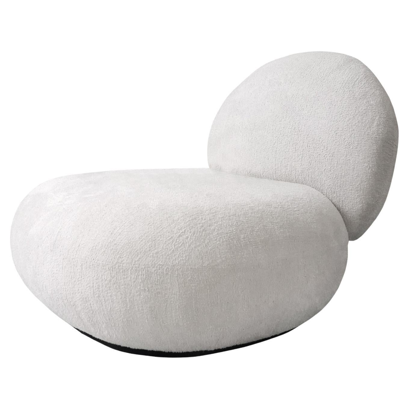 Avec son design unique, le fauteuil FUYU réunit l'assise large et le naturel que l'on ne retrouve pas dans les autres canapés simples ...

Mesures : Longueur : 47.2'' / Profondeur : 53.2'' / Hauteur : 35.4'' / Hauteur du siège : 17.7''
Poids : 41,6