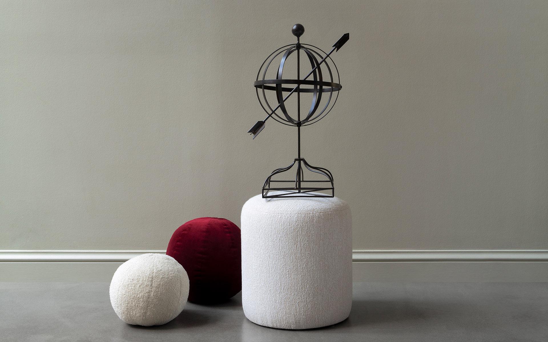 Fuyu Cylinder Pouf adds an aesthetic atmosphere to many spaces with its modern design, while providing a comfortable seating experience. With its minimalist and compact structure, it provides an elegant touch to your decoration and is the perfect