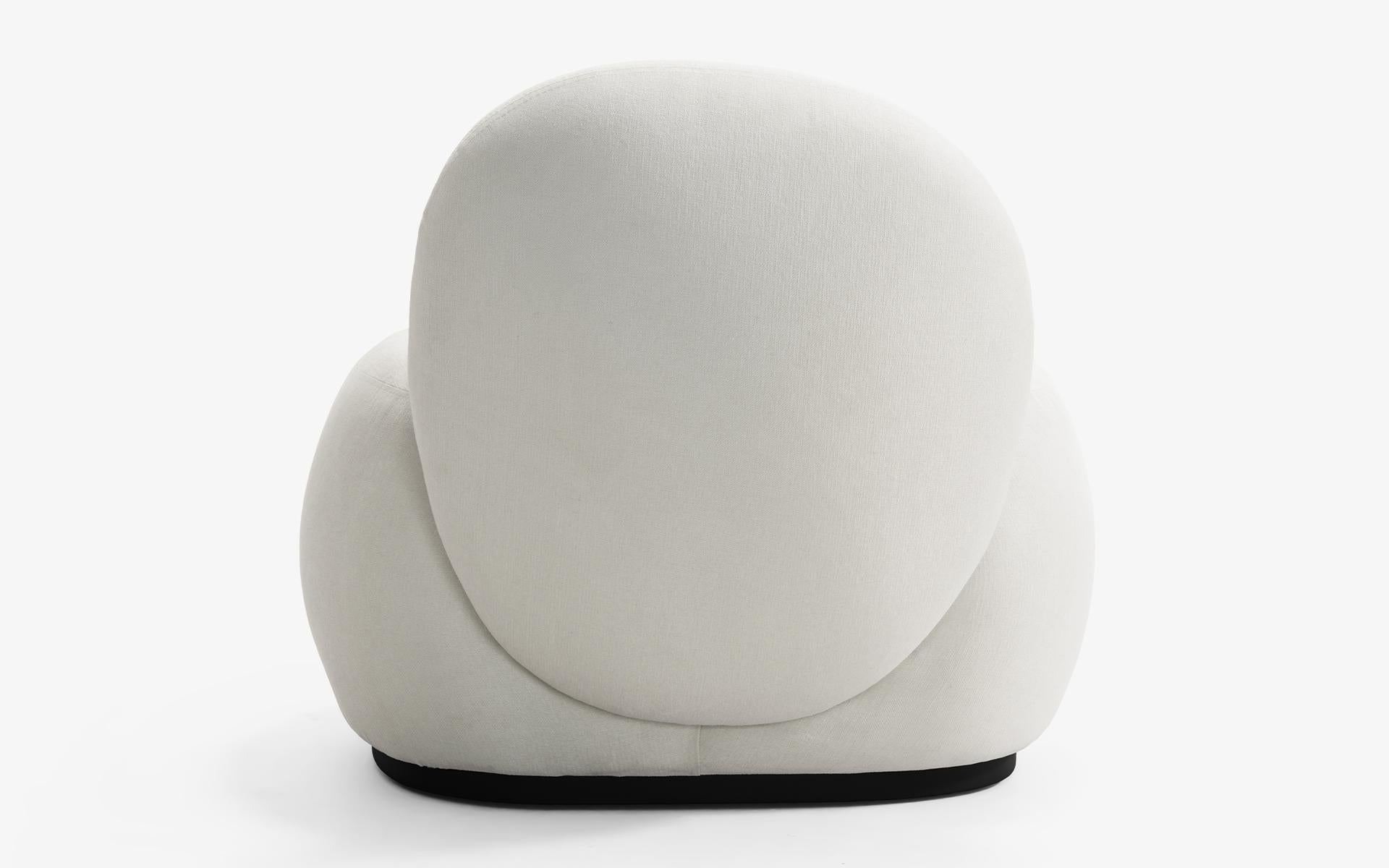 La versión compacta del sillón FUYU, que destaca por su diseño único y su amplia comodidad de asiento, ahora encaja perfectamente en los espacios vitales más pequeños. 

Este sillón, en el que confluyen materiales naturales y líneas modernas,