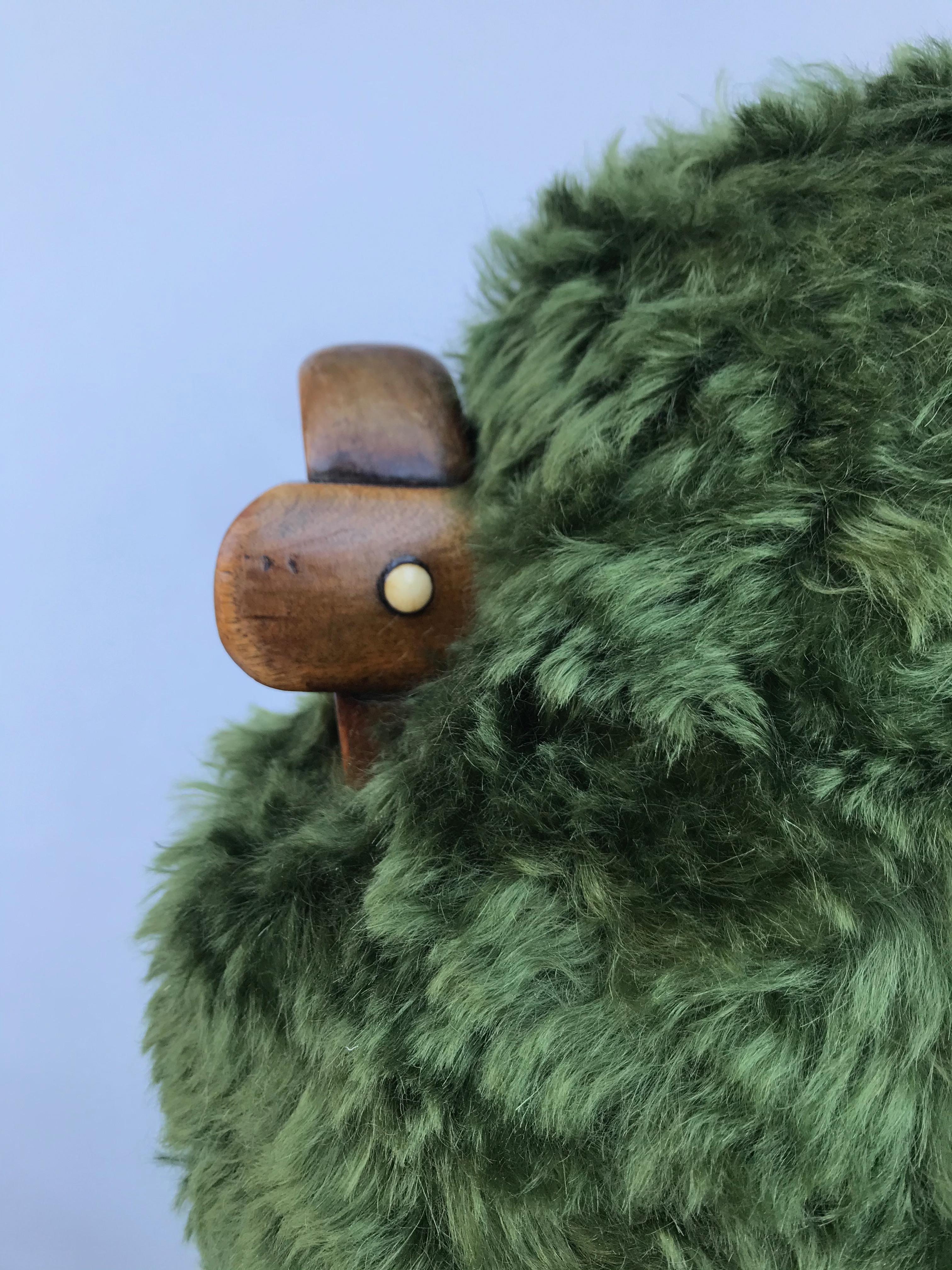 „Fuzzy Hi!breed Chair“ mit biomorpher Polsterung, geformt auf viktorianischem Stuhl (Britisch)