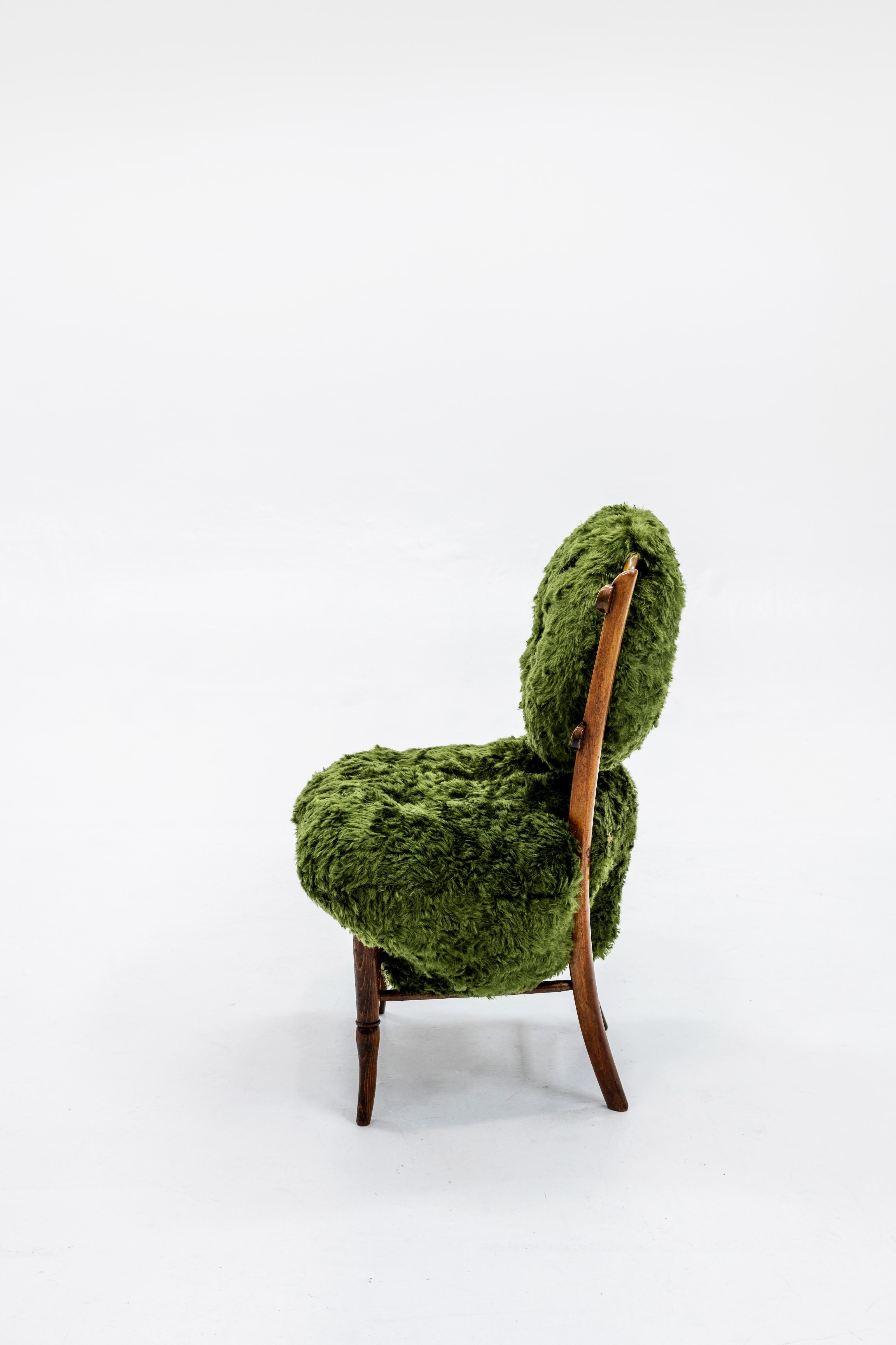 „Fuzzy Hi!breed Chair“ mit biomorpher Polsterung, geformt auf viktorianischem Stuhl 1