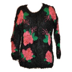 Suéter de cuello redondo negro con flores atrevidas