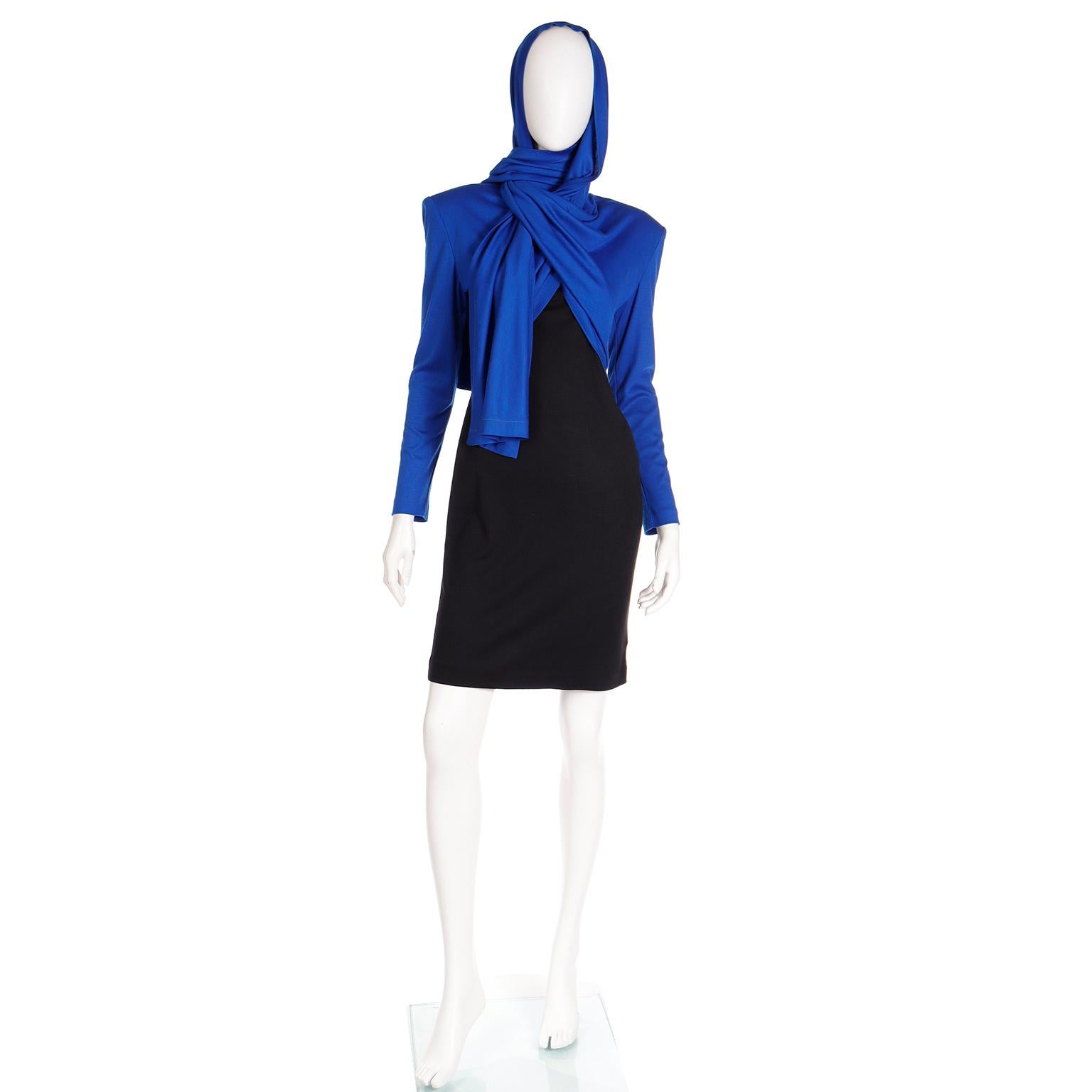 H/W 1989 Patrick Kelly Laufstegkleid aus blauem und schwarzem Strick mit Kopfschal  Damen im Angebot