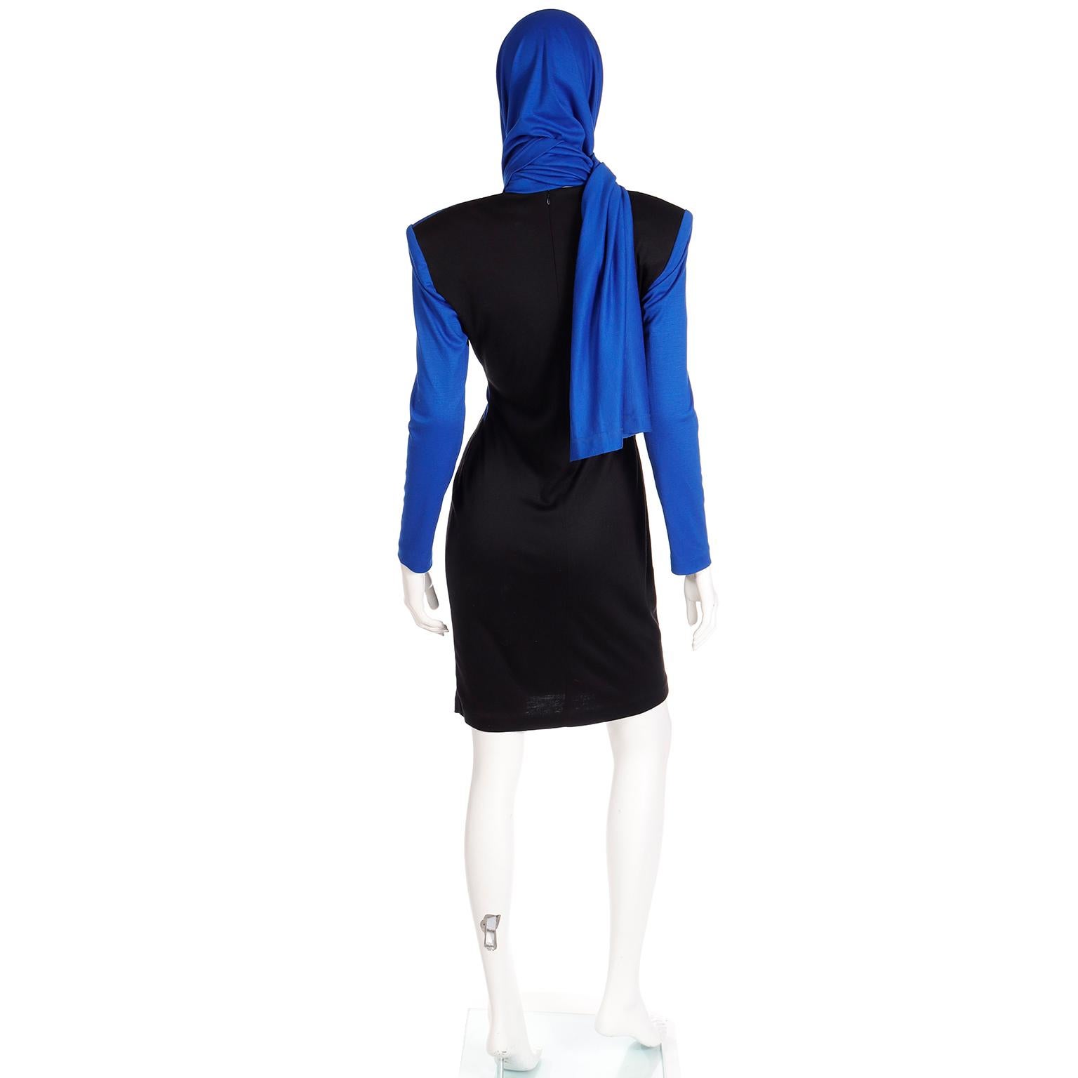 H/W 1989 Patrick Kelly Laufstegkleid aus blauem und schwarzem Strick mit Kopfschal  im Angebot 2