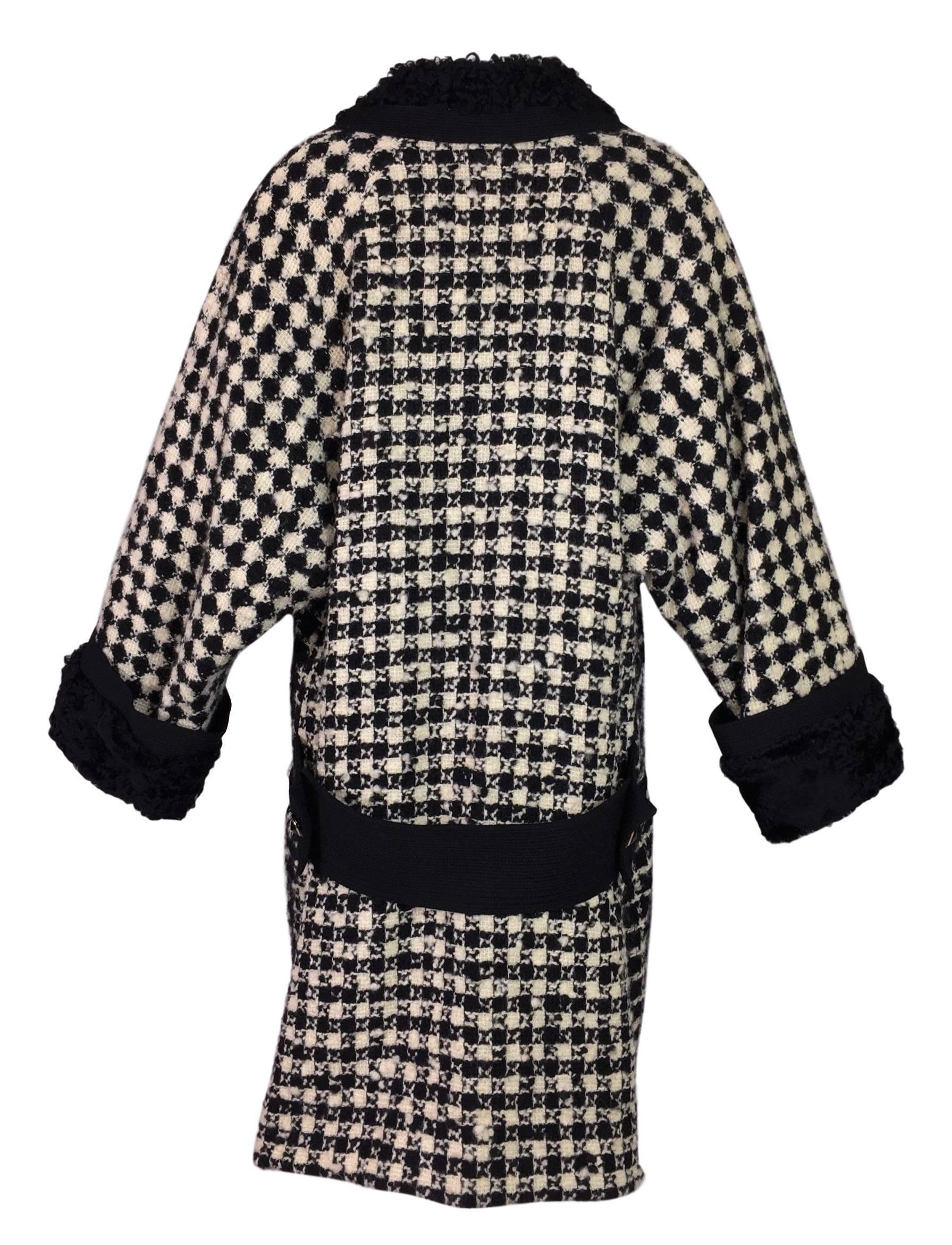 F/W 1990 Gianni Versace Black & Ivory Nubby Wool Swing Opera Coat Jacket In Good Condition In Yukon, OK