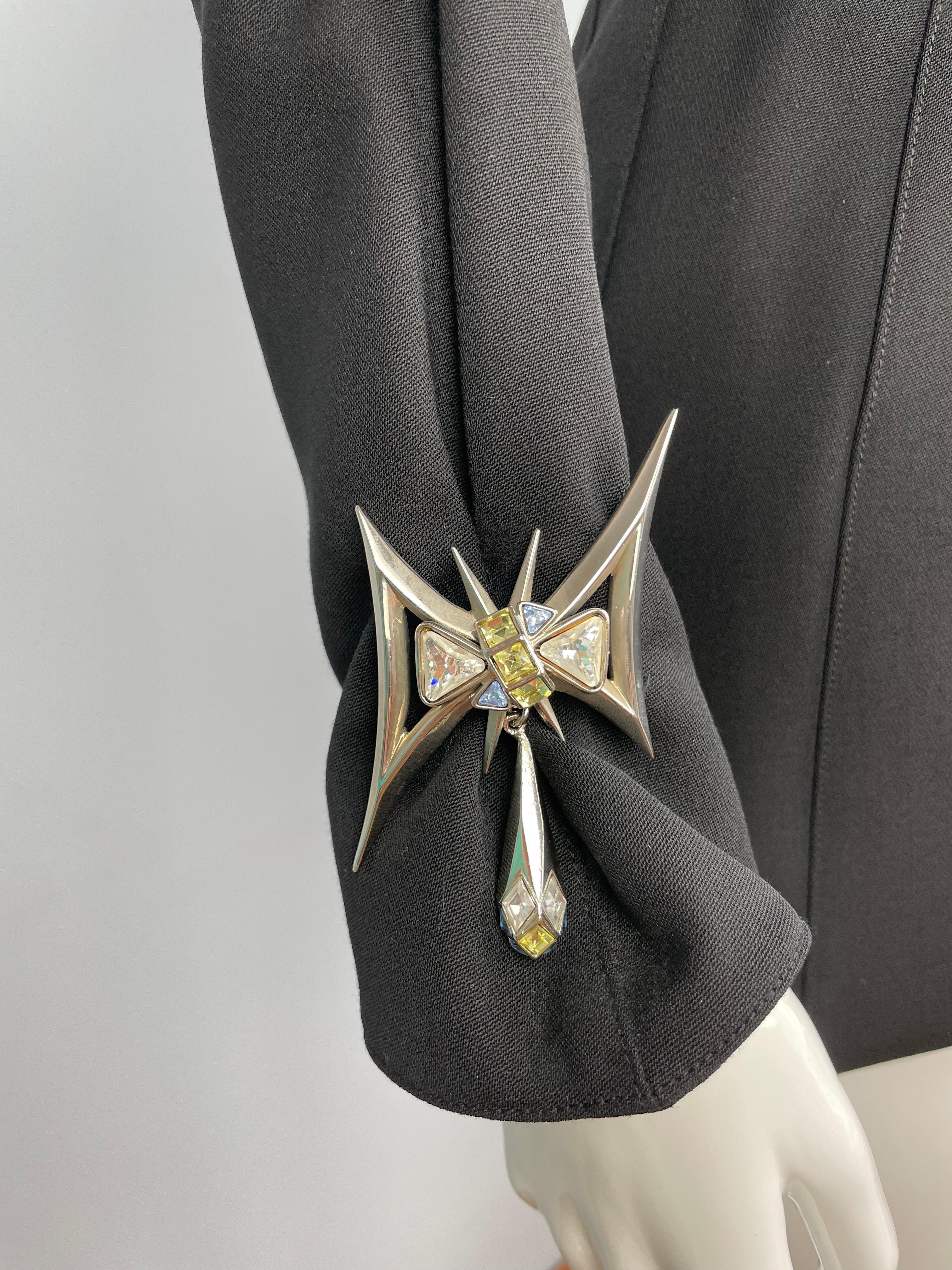 FW 1994 Broche de brillantes Chaqueta enjoyada Thierry Mugler en Excelente estado para la venta en Praha 4, Hlavní město Praha