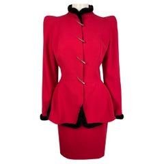 Tailleur jupe Thierry Mugler épaules pagodes rouges, automne-hiver 1995