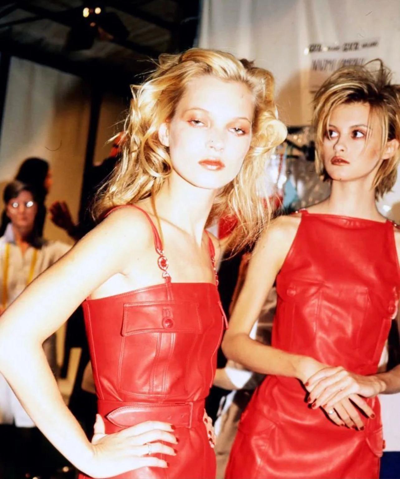 H/W 1996 Versace Lila Leder-Shiftkleid mit Medusa-Knöpfen im Angebot 7