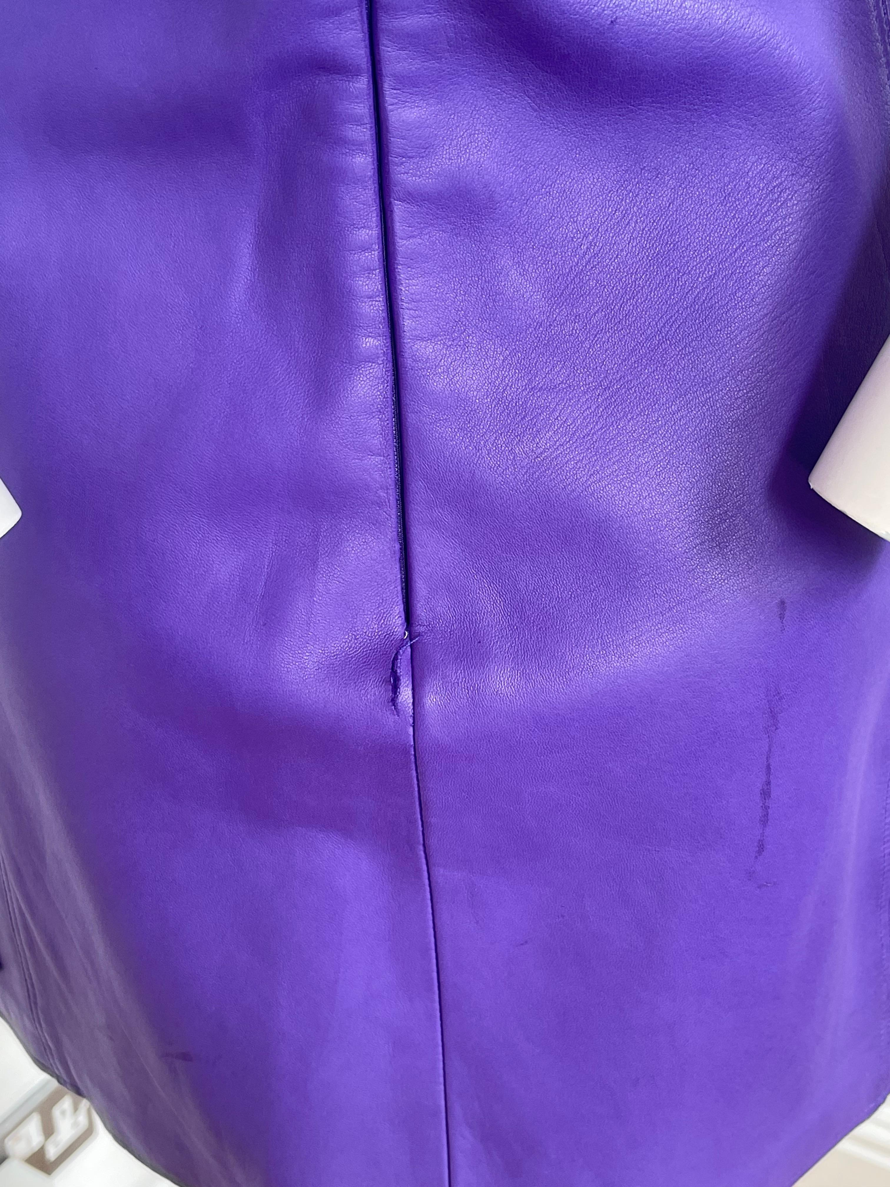 FW 1996 Versace purple leather shift dress with medusa buttons For Sale 4