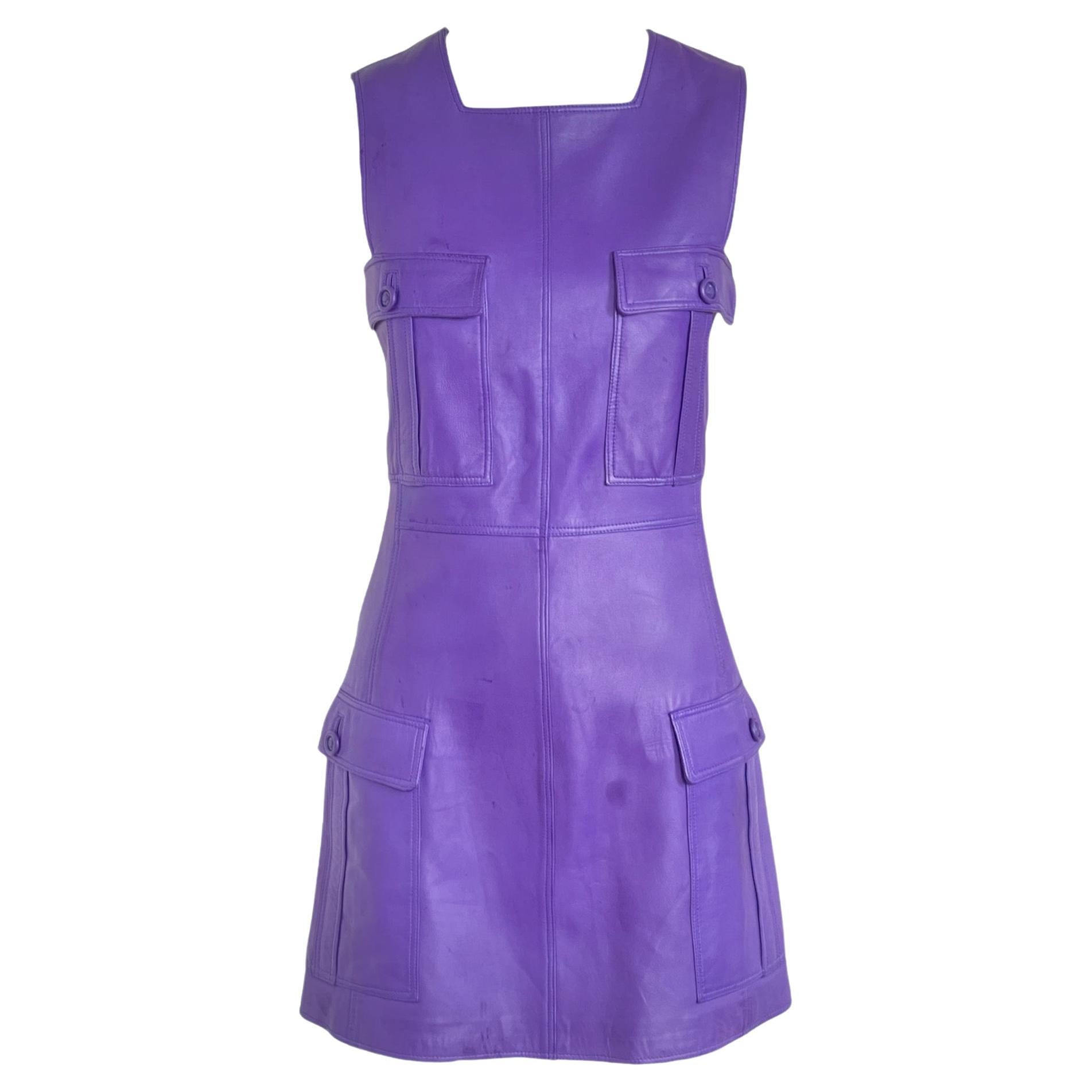 H/W 1996 Versace Lila Leder-Shiftkleid mit Medusa-Knöpfen im Angebot