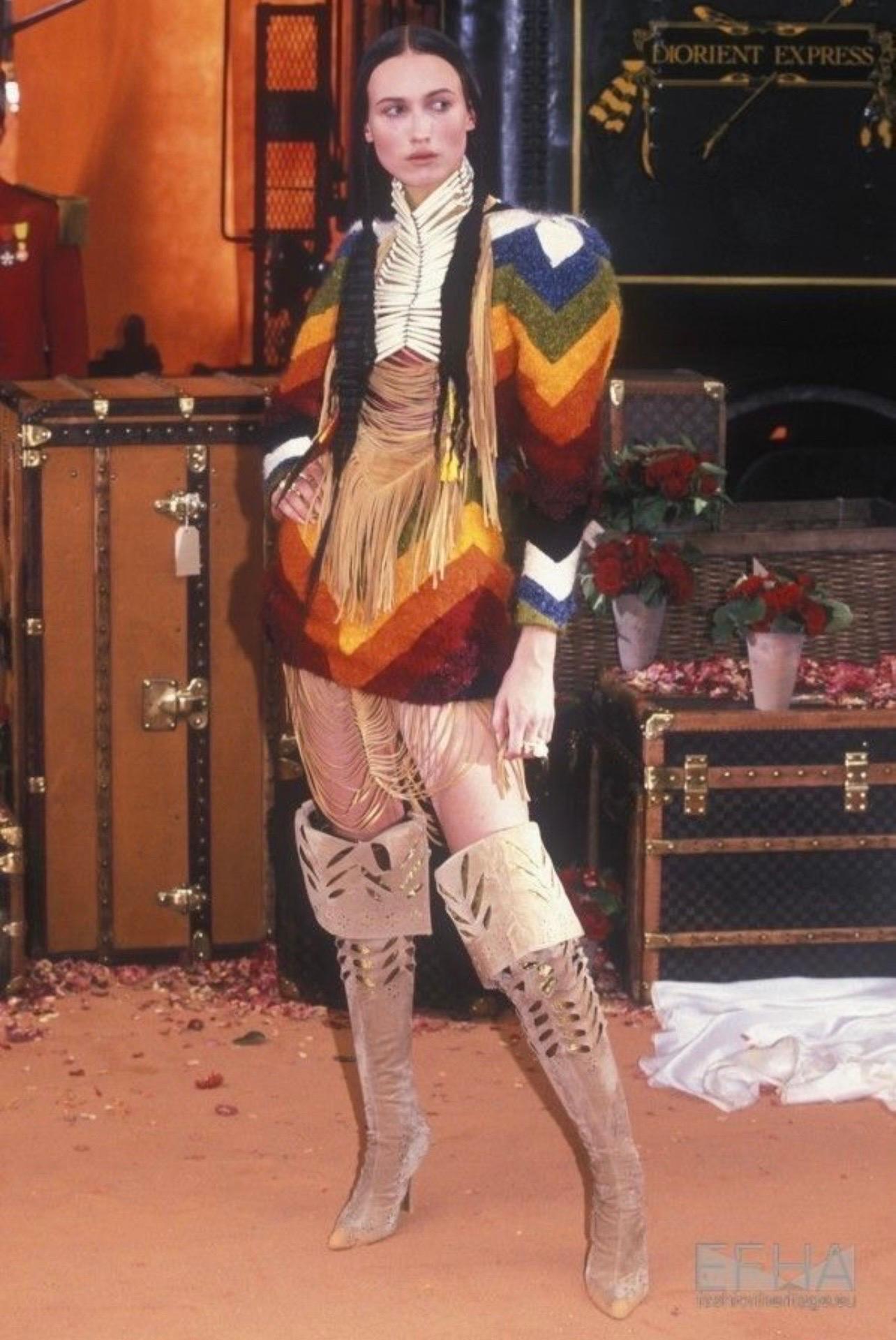 Ultra rare Dior Masai Necklace in the Native American style from Dior Fall 1998 HC collection. Looks absolutely stunning on a person. 

Measurements: Height - 7,5 cm (3 inches), Length 32-39 cm (12,6-15,5 inches).

The feather charm is removable.
