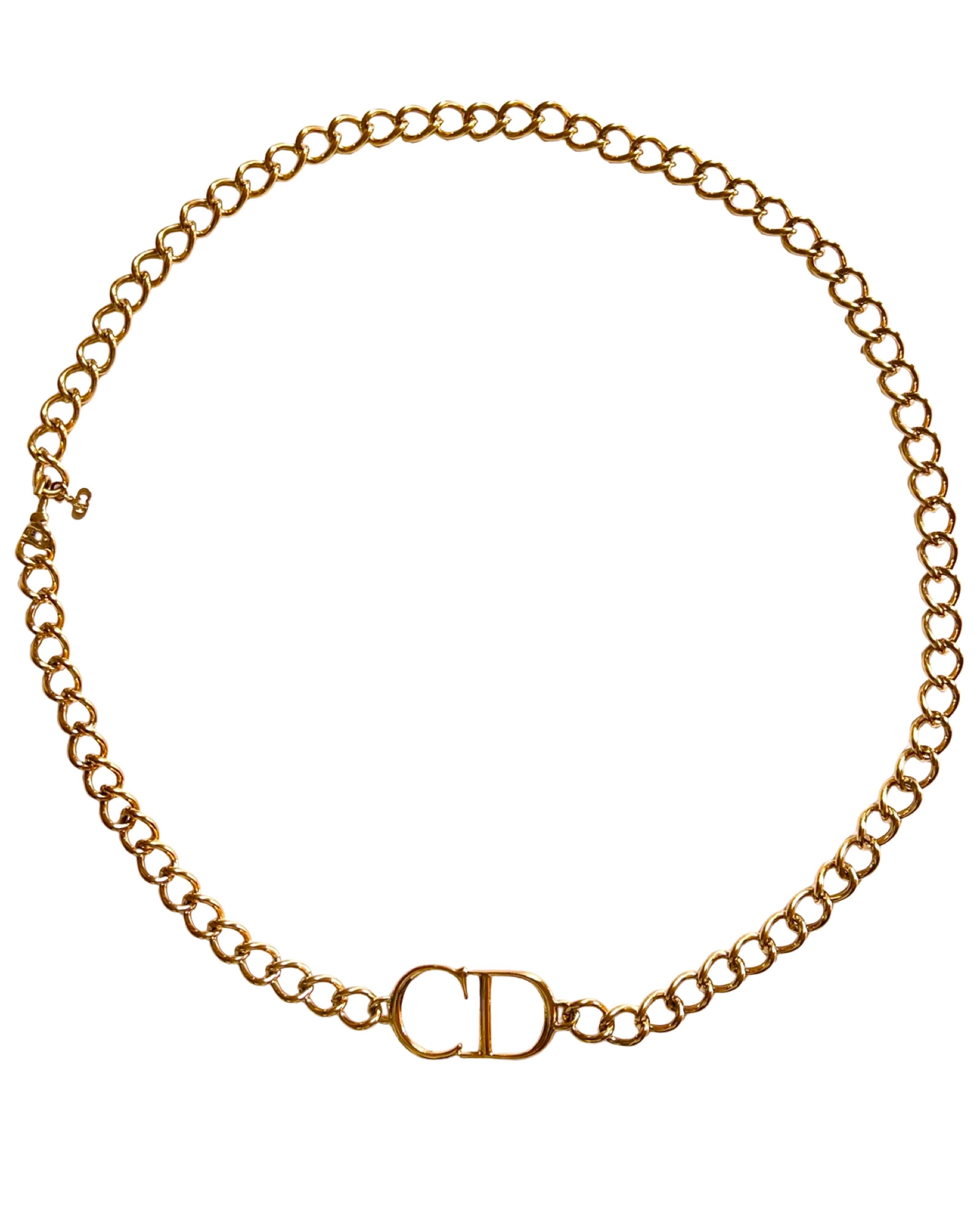 An amazing, statement chain with the iconic 2000 Dior CD logo, can be worn as a belt, a choker and a necklace! 

The total length is 90 cm or 35,4 in, the logo is 5x2 cm or 2x0,8 in

 

The chain is in an excellent vintage condition with a
