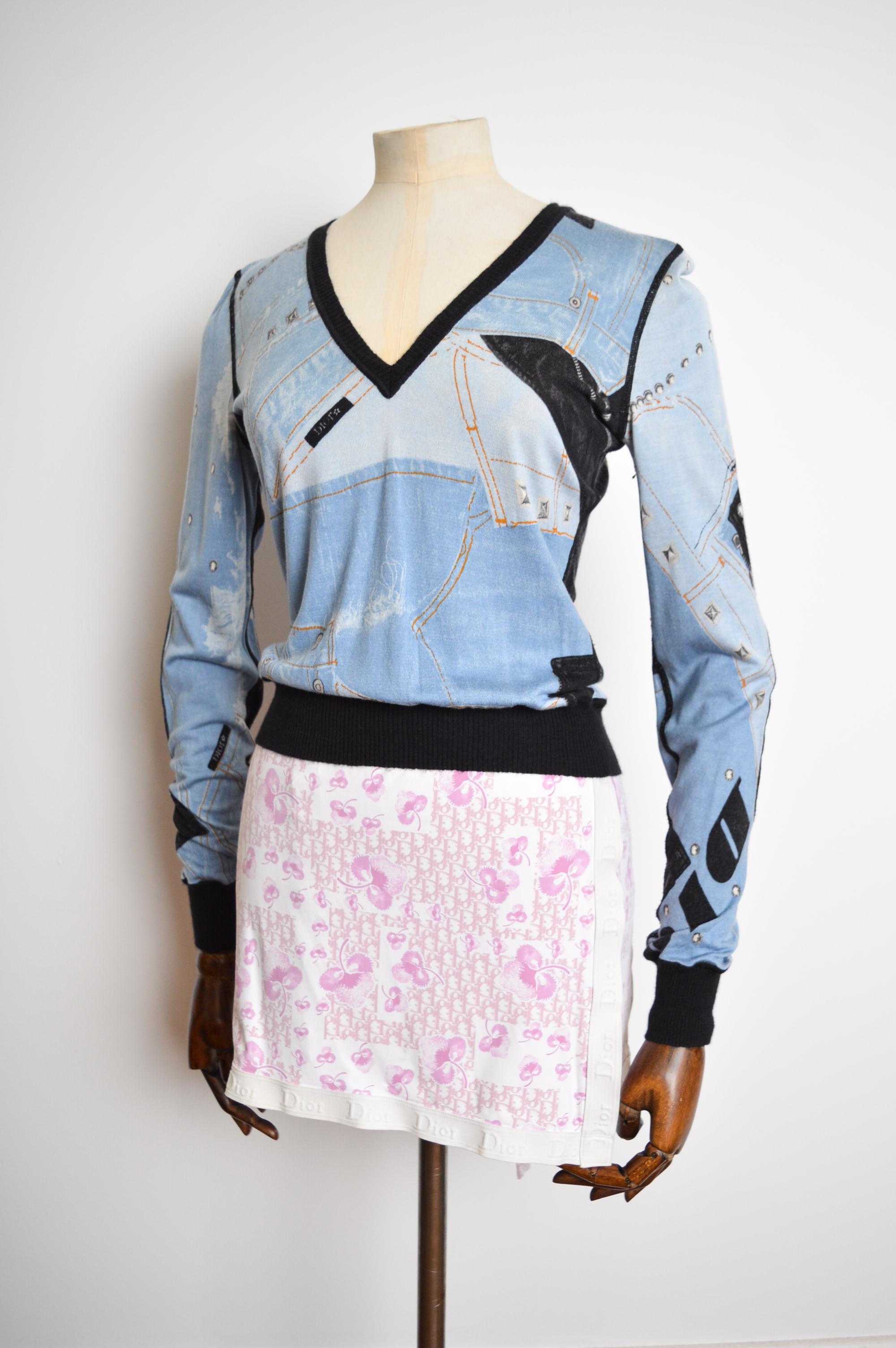 Vintage Fall / Winter 2004 Cashmere & Wool blend sweater by John Galliano for Christian Dior, in an Iconic denim trompe l'oeil print.

MADE IN FRANCE 

40% Wool
30% Silk
30% Cashmere 

Measurements in Inches - 
Pit to Pit -18