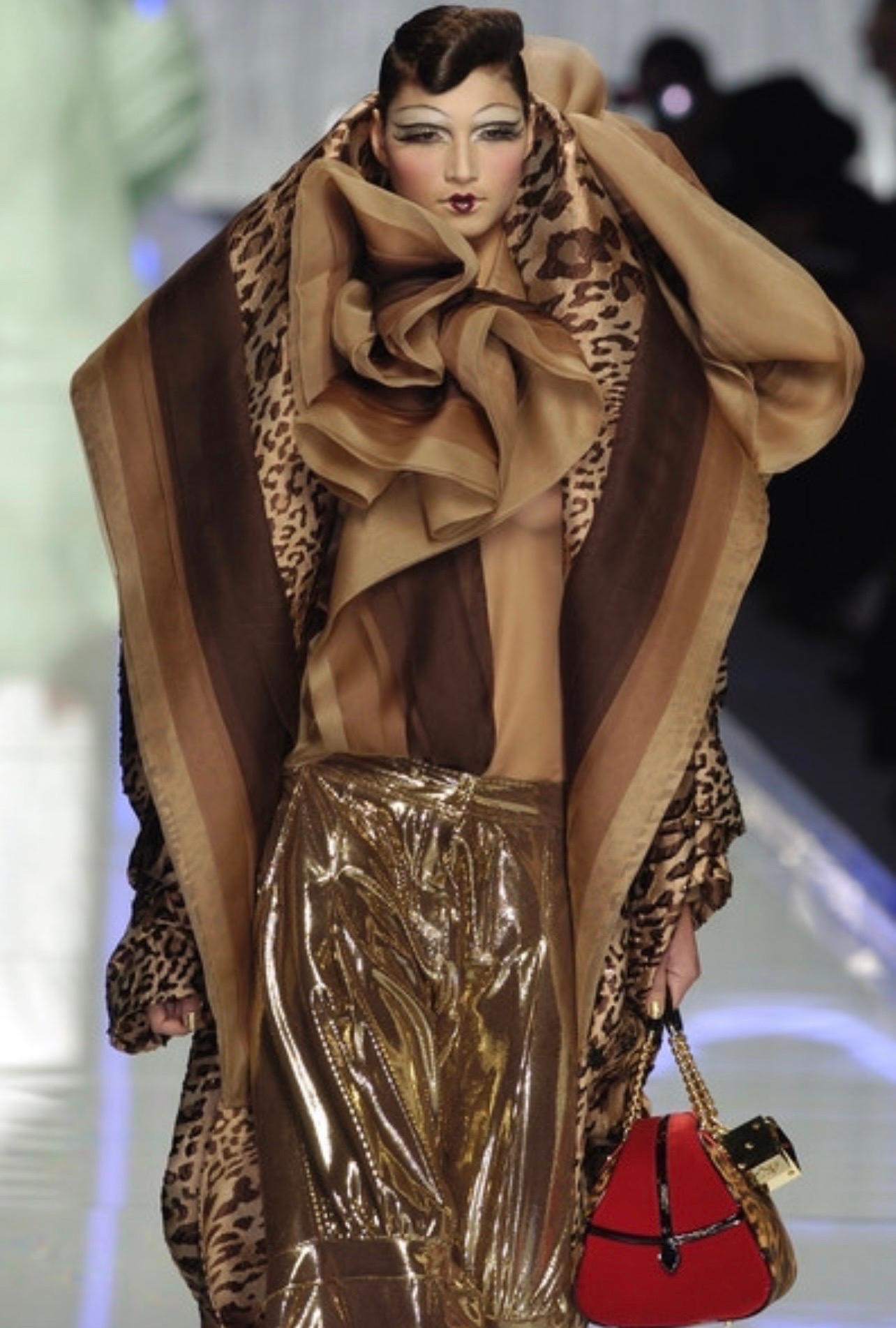 Un sac d'un luxe absolu avec une peau de poney teintée de léopard, des détails en velours rouge et une quincaillerie dorée avec les célèbres dés du logo Dior bedazzled + des détails en cuir verni noir.

Comme vu sur le défilé, il s'agit d'un grand