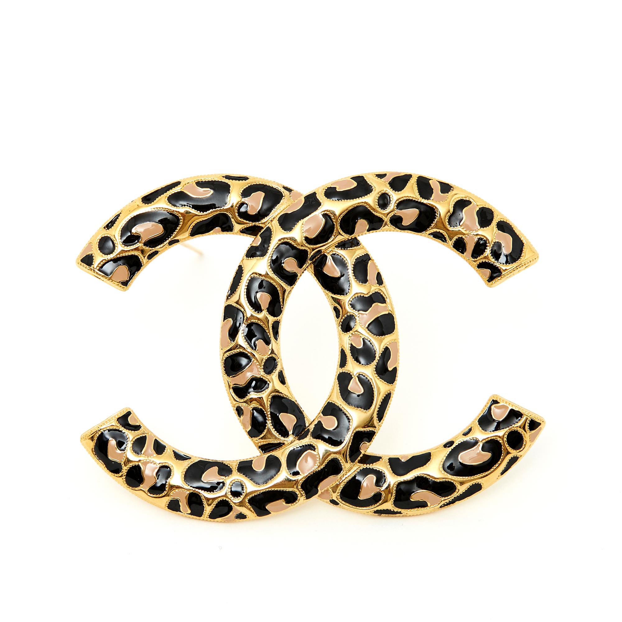 Set of 2 Chanel brooches from the Fall Winter 2022 collection, with the motif of a CC logo in panther enameled gold metal, one medium size and the other maxi size. XXL format brooch : Width 8 cm x height 6 cm ; M format brooch : Width 5.5 cm x