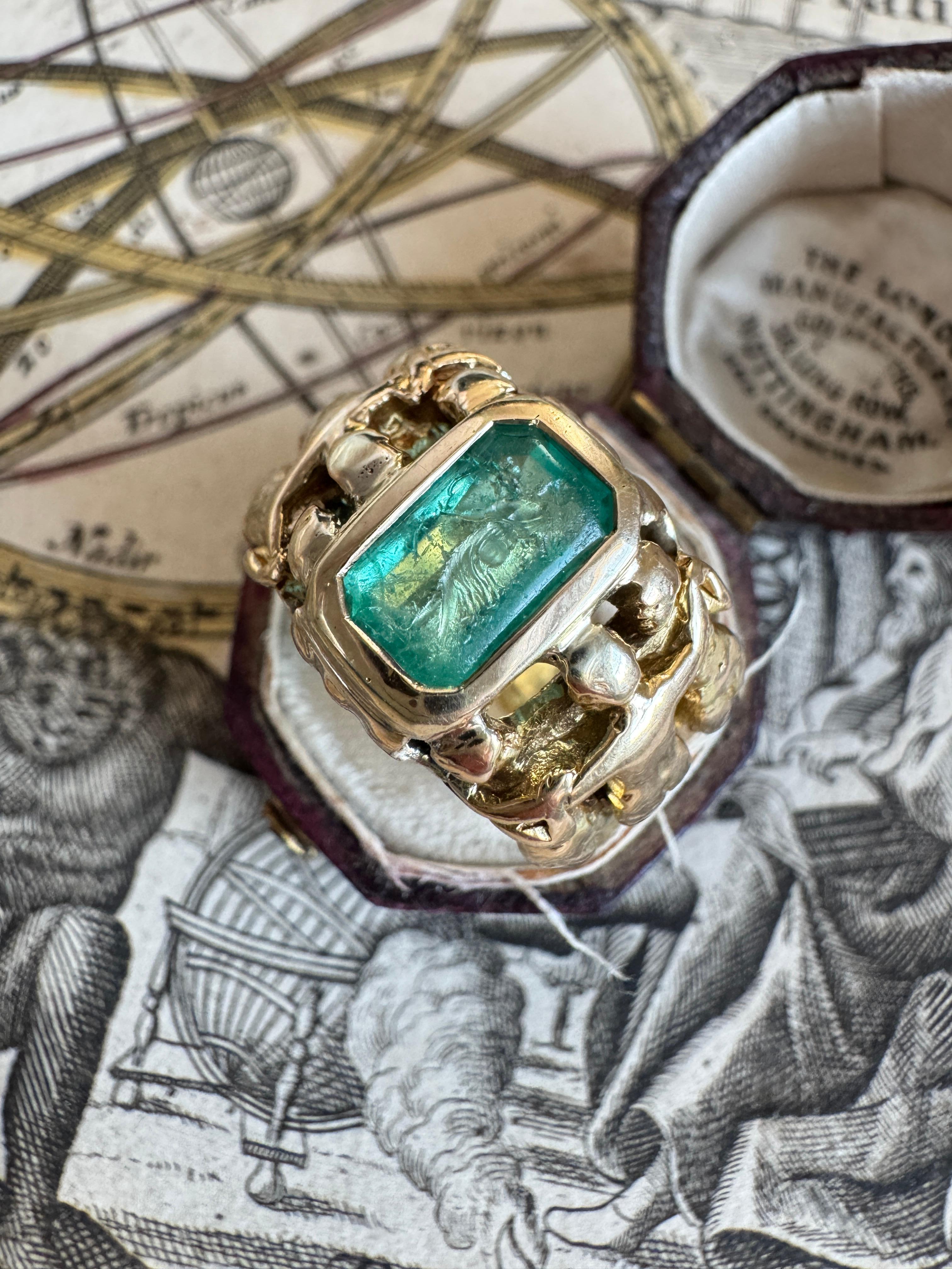 Art Nouveau F.W. Lawrence Art Carved Intaglio di smeraldo intagliato di Diana e le Tre Grazie in vendita