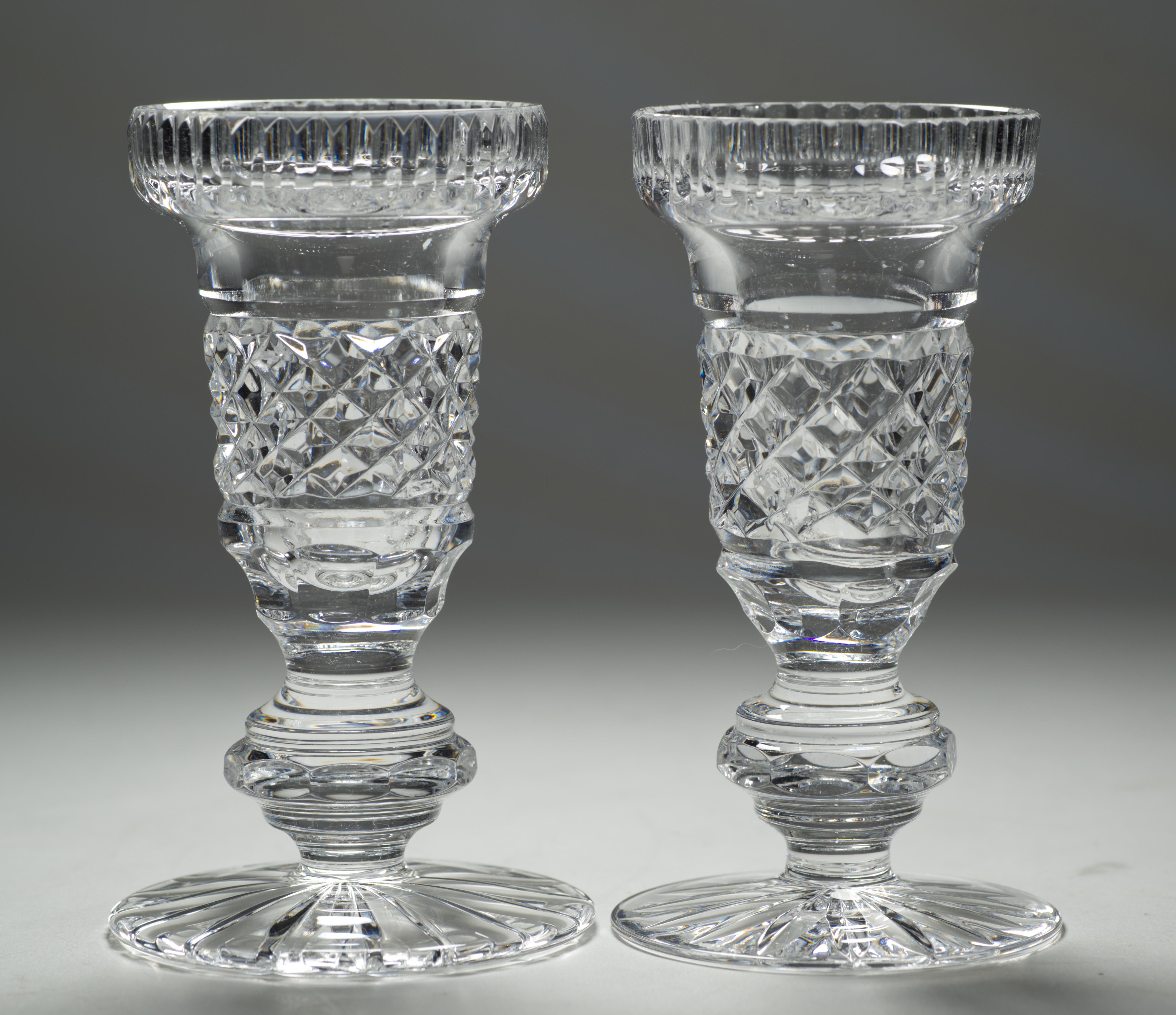  Les chandeliers en cristal clair de taille moyenne, très détaillés, sont marqués sur le fond d'une gravure 