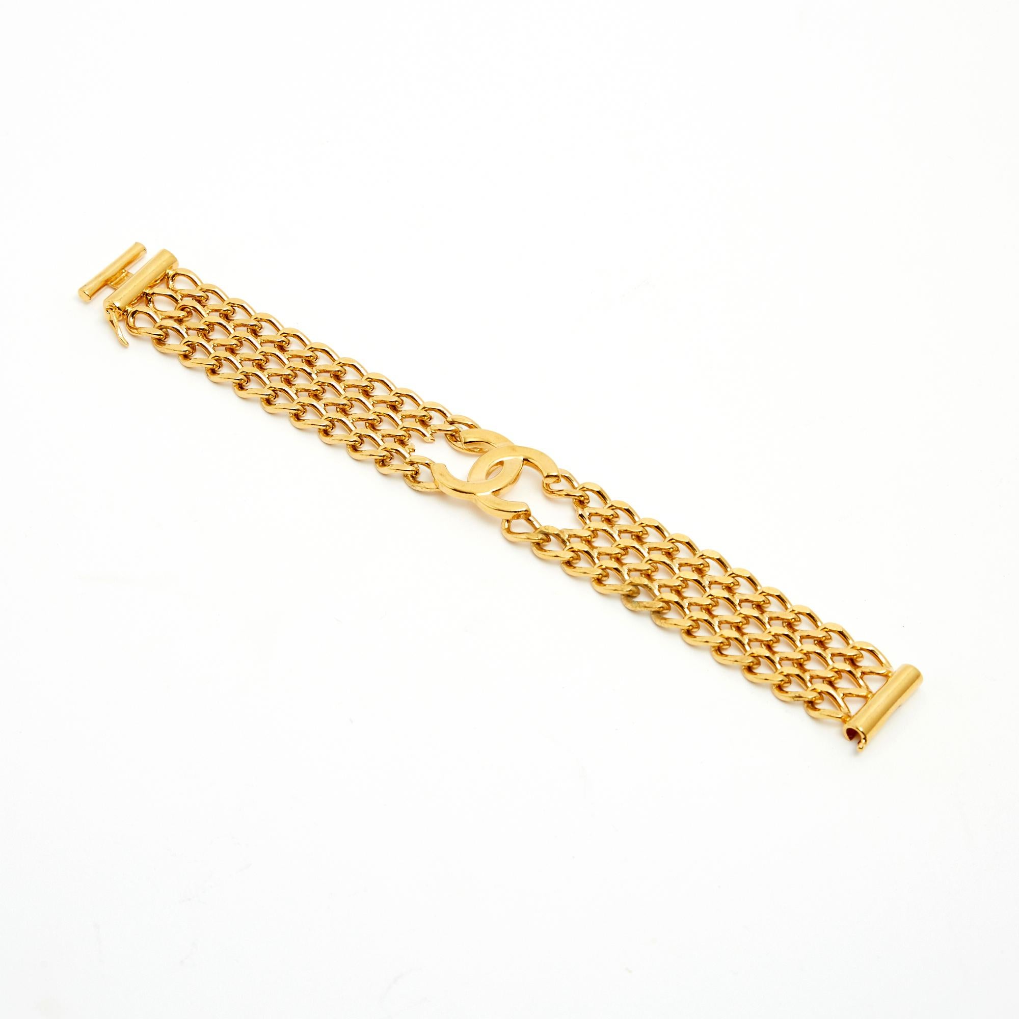 FW1997 Chanel Golden chains and CC Bracelet In Excellent Condition For Sale In PARIS, FR