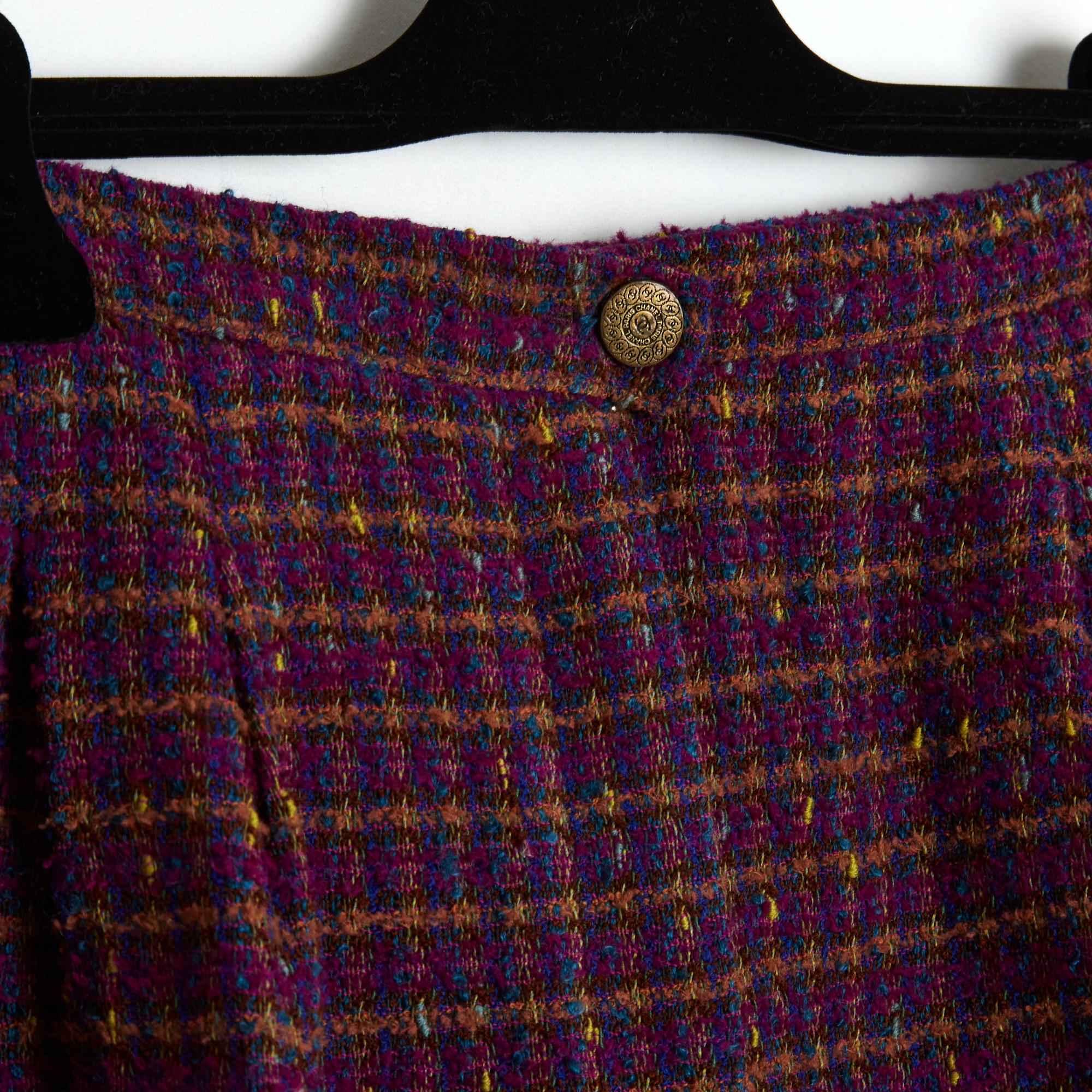 Chanel-Hose aus der Herbst-Winter-Kollektion 1997 aus Woll-Tweed in Pflaumen-, Blau- und Ockertönen, hohe Taille mit Bundfalten, 2 seitliche Einschubtaschen, extra großes Volumen (und weicher Stoff), Knopf- und Reißverschluss, nur im oberen Bereich