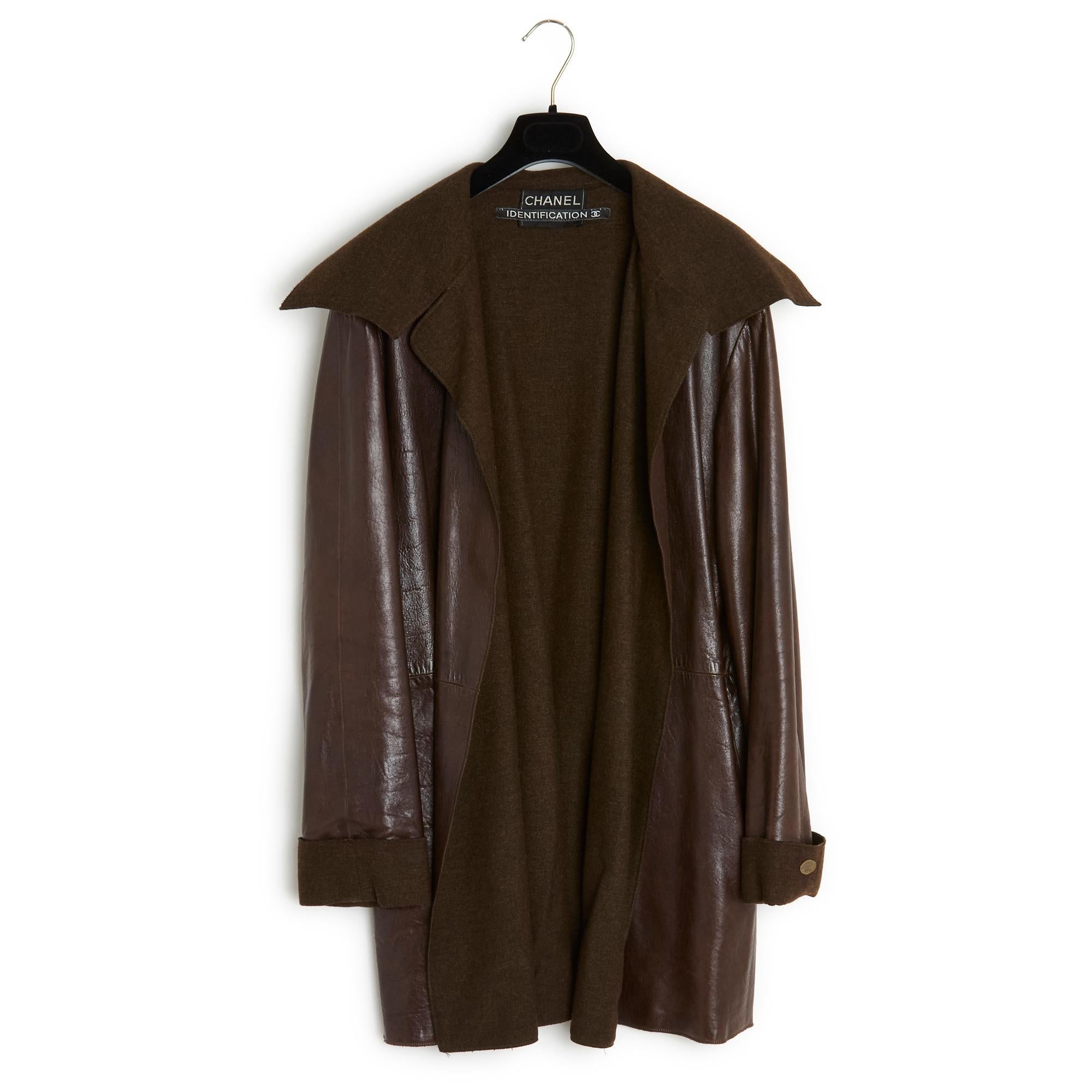 Lange Jacke von Chanel aus der Kollektion AW1999 oder Mantel der Zwischensaison aus ultraweichem dunkelbraunem Leder, übergroßes Volumen, breiter gekerbter Kragen, 2 seitliche Einschubtaschen, lange Ärmel mit breiten Manschetten, eine davon mit