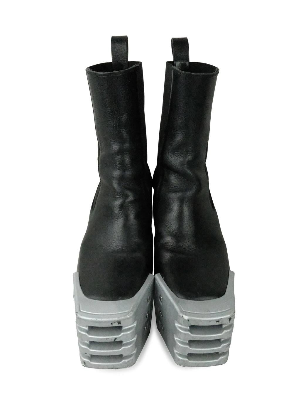 Uno de los lanzamientos de calzado más icónicos de los últimos años de Rick Owens, sus Botas de tacón Kiss. Este par en concreto tiene el talón transparente y los dedos cubiertos de acero. Estas son las botas del mismísimo Señor Oscuro

Talla 42
