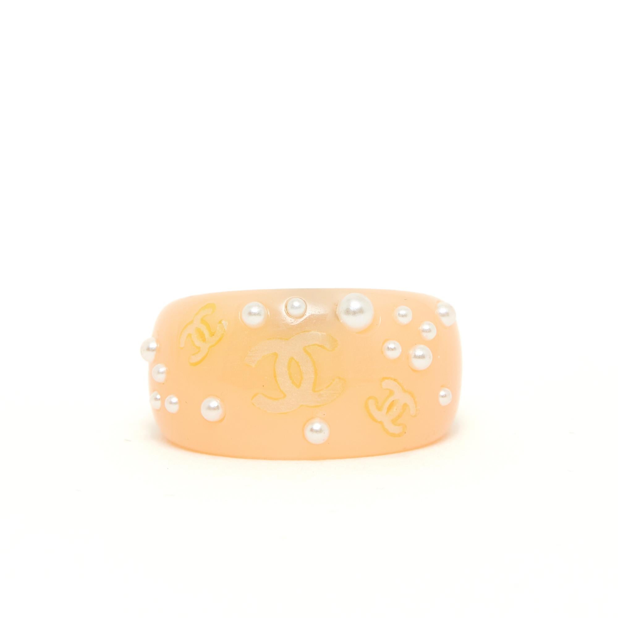 FW2003 Chanel pink nude fancy pearls CC ring US6.5 In Excellent Condition For Sale In PARIS, FR