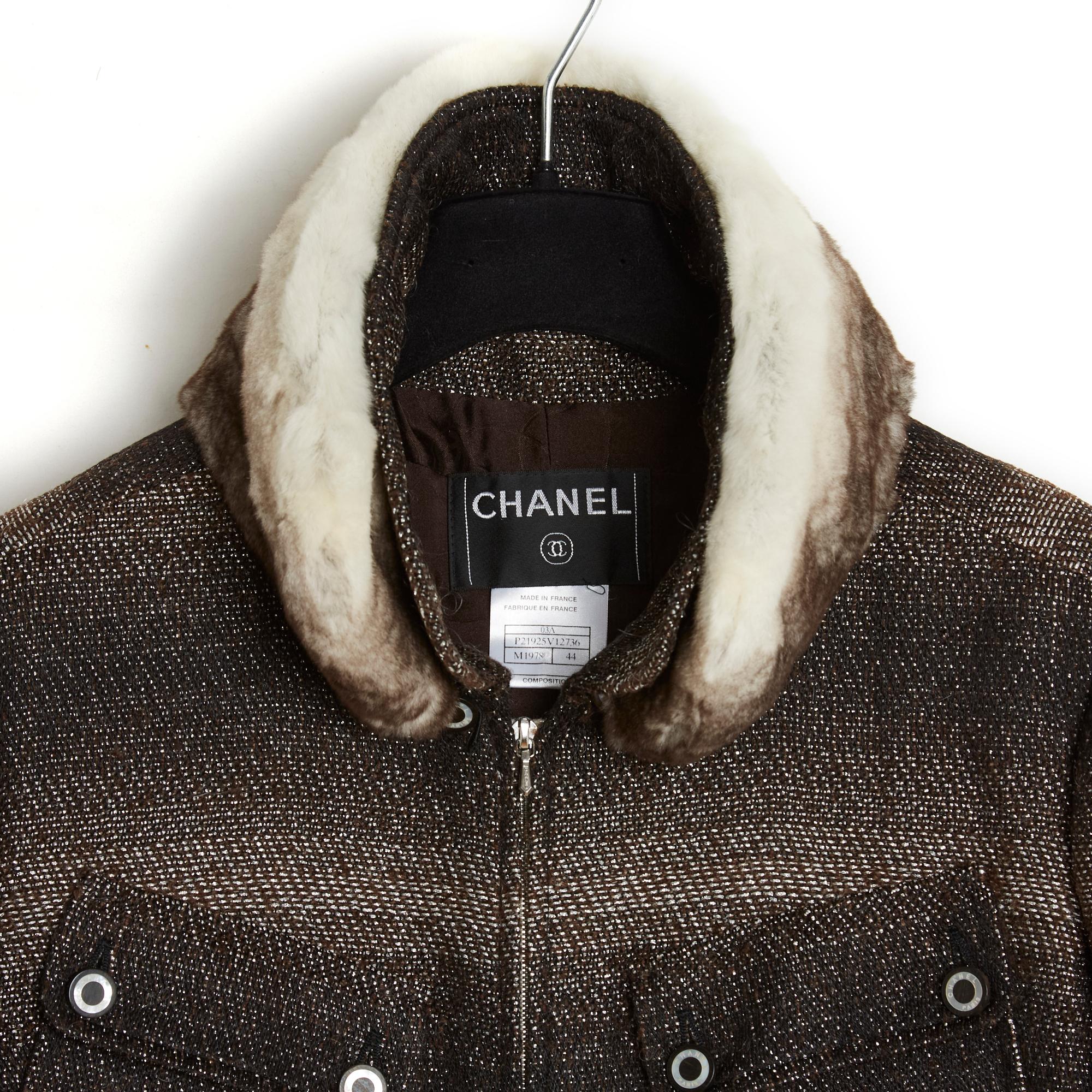 Chanel jacket or jacket from the AW2003 collection in mixed polyamide mat in silver, brown and black tones, rounded collar closed with a long front zip, with a removable fur collar held in place by 7 buttons in the neck, 4 patch pockets including 2