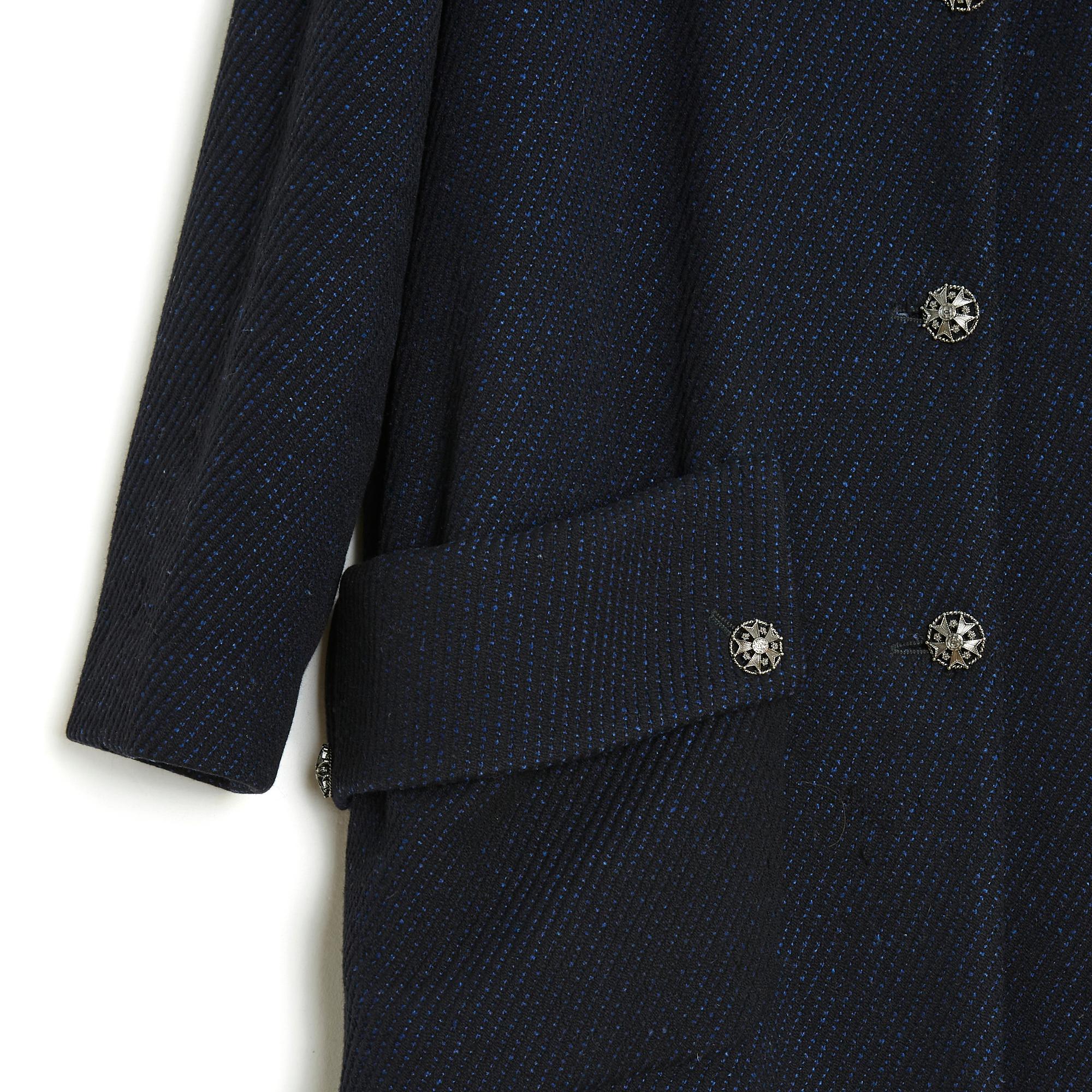 Manteau Chanel Pre Fall ou collection Métiers d'Art 2009 (Paris Moscou) mi-long en drap de laine épais et doux à motifs noirs et bleus (tissés), forme droite, légèrement oversize et évasée, col caban fermé par un crochet et 5 gros boutons bijou, 2