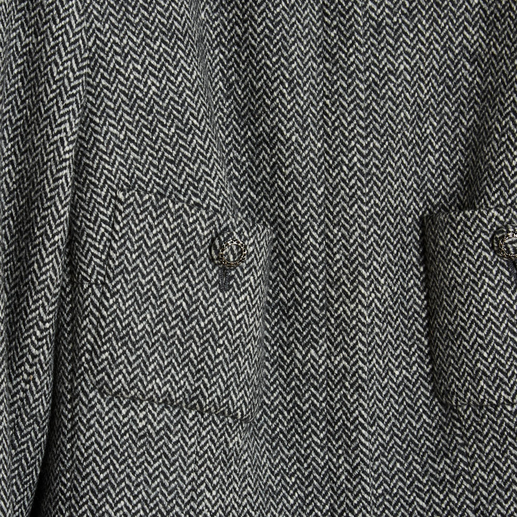 Chanel short jacket from the Fall Winter 2008 collection in wool, cashmere (10%) and angora (10%) gray herringbone, round collar closed in front with a long zip, 2 chest pockets closed with 2 matching buttons, long sleeves with wide cuffs