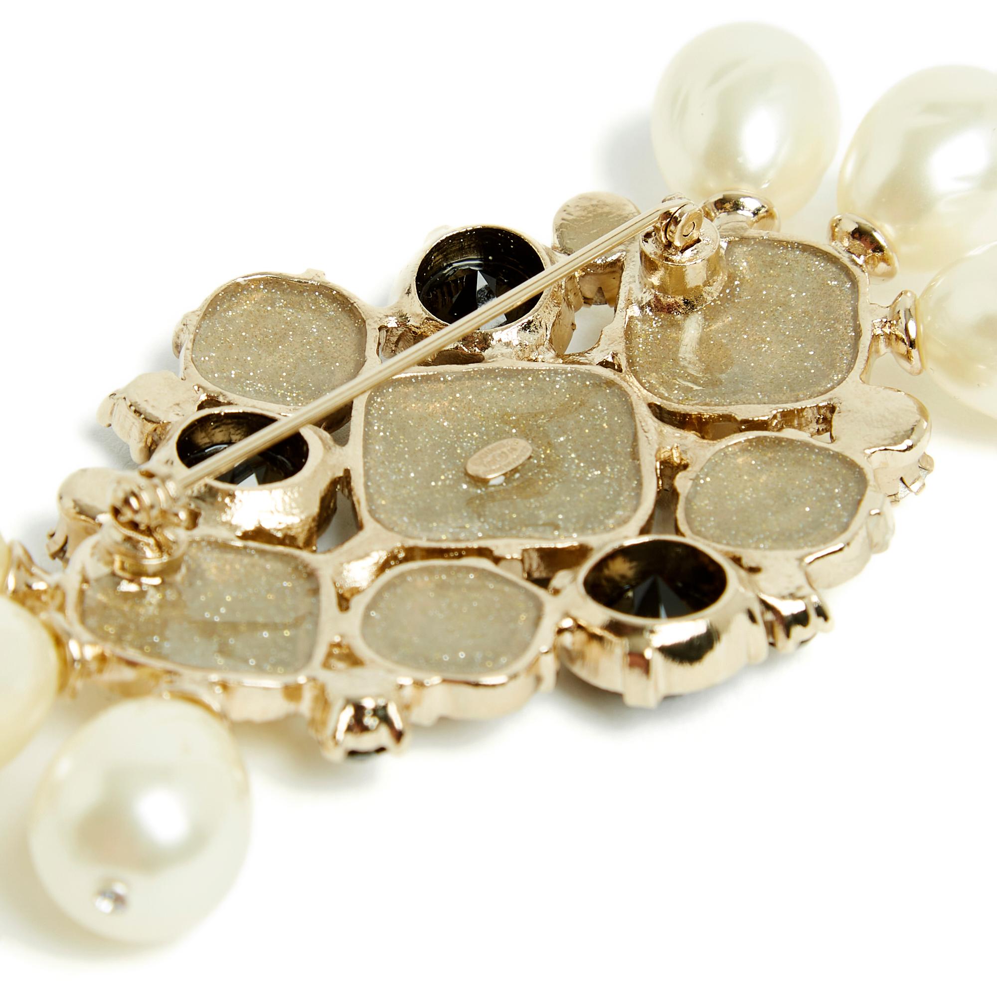FW2008 Chanel Maxi Enamel and fancy Pearls golden Brooch  In Excellent Condition For Sale In PARIS, FR