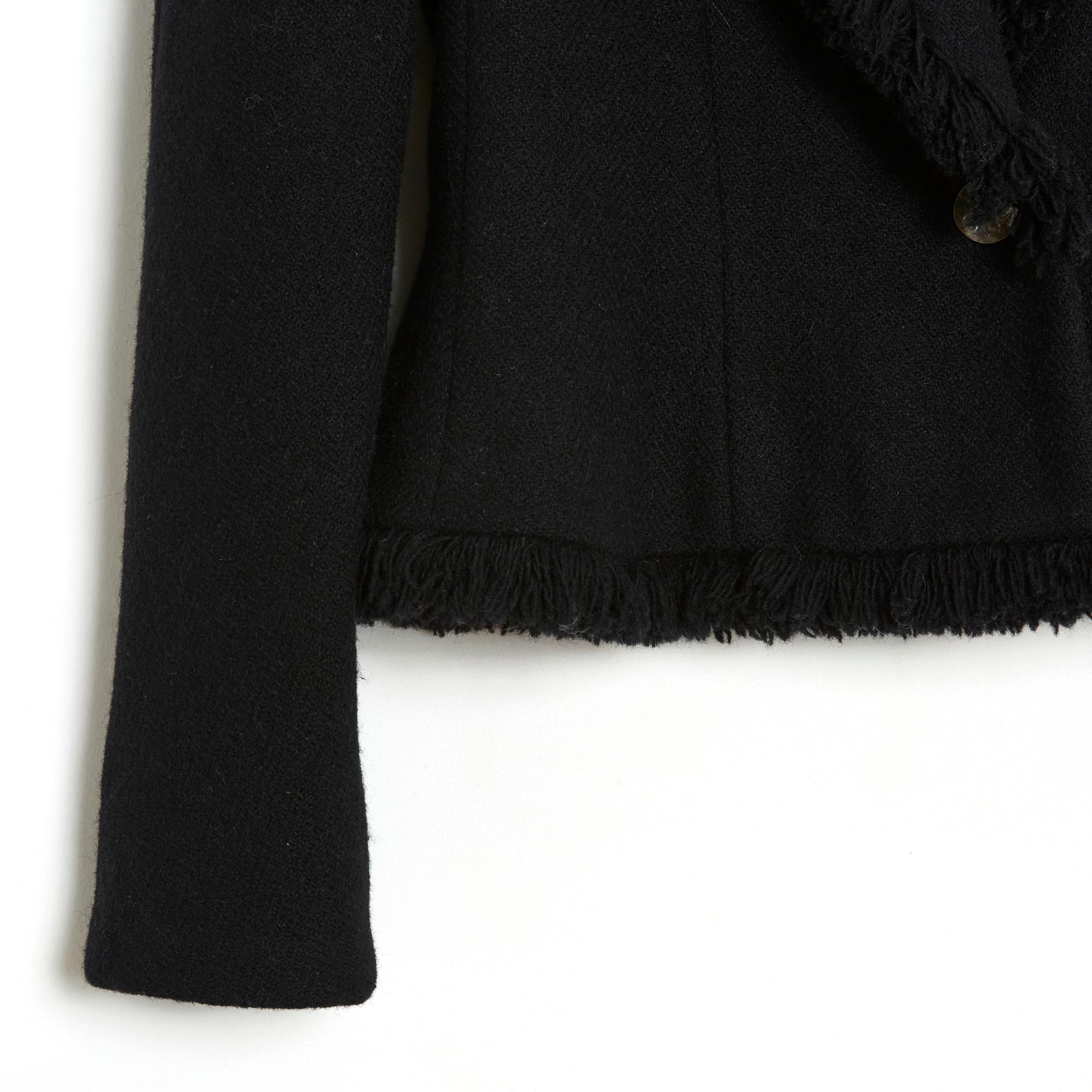 Jacke Christian Dior aus der Herbst-Winter-Kollektion 2008 von John Galliano, Bar-Modell aus schwarzer Wolle mit ausgefransten Rändern, Schalkragen mit Knopfverschluss, 2 ausgefranste Revers-Taschen auf der Hüfte, lange Raglanärmel, Futter aus