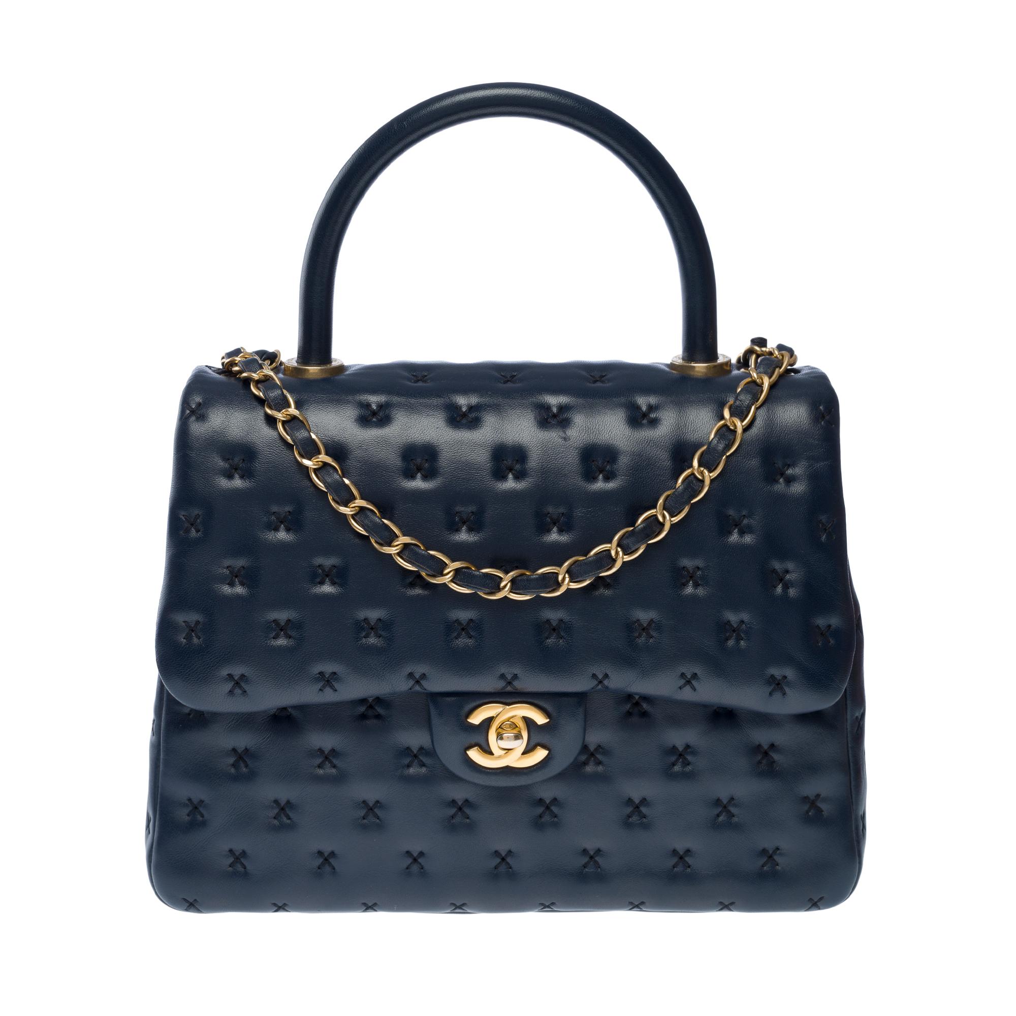 COLLECTOR BAG FROM THE PARIS-ROME COLLECTION/ FW 2016

Rare Chanel Coco handle flap bag from the Paris-Rome collection in navy blue lambskin leather with navy cross stitching, brushed matte gold metal hardware, a brushed matte gold metal chain
