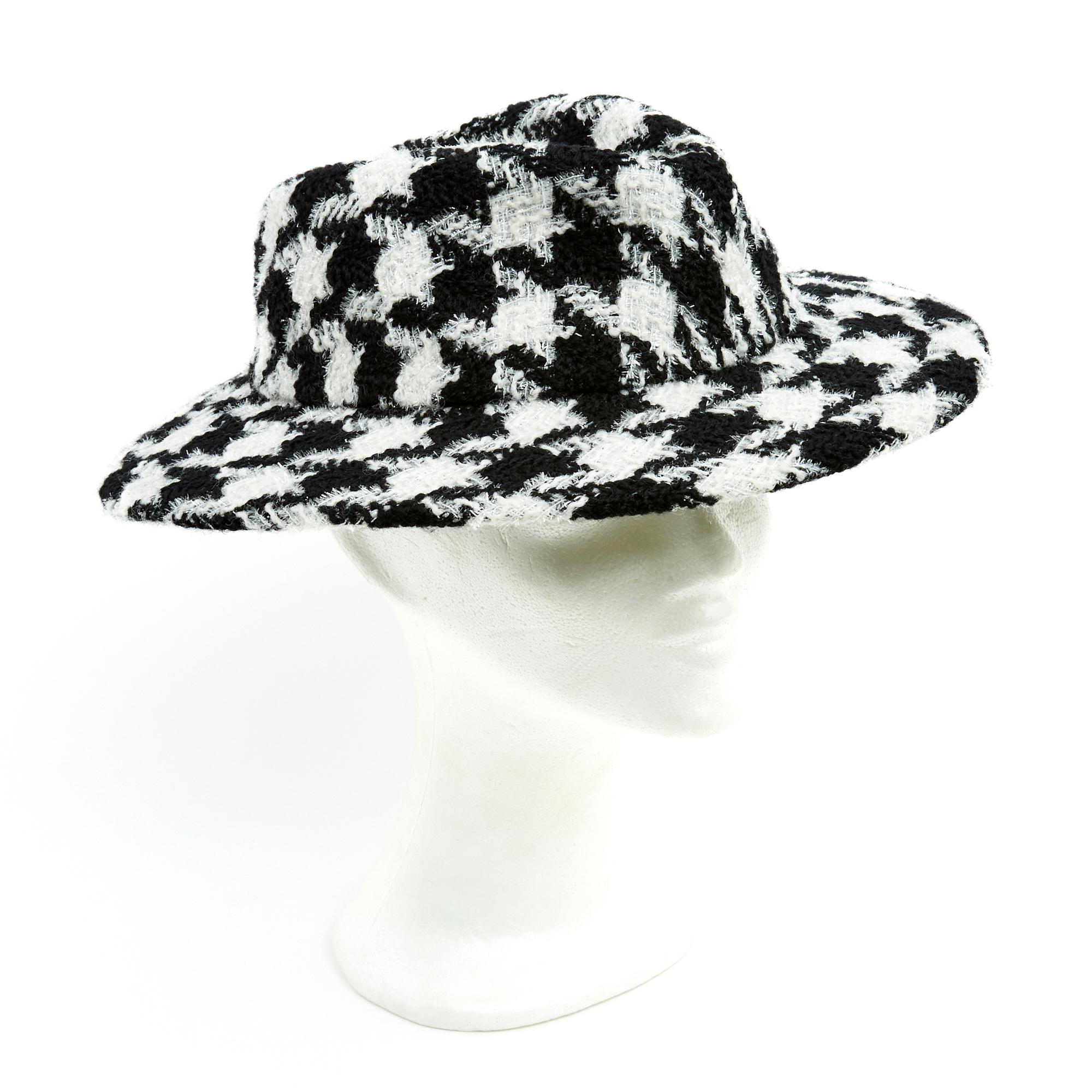 Chanel hat Fall Winter 2019 collection in cotton blend tweed houndstooth pattern, black and white tones. Size L. The hat is delivered without original invoice or Chanel packaging but it is perfectly new.