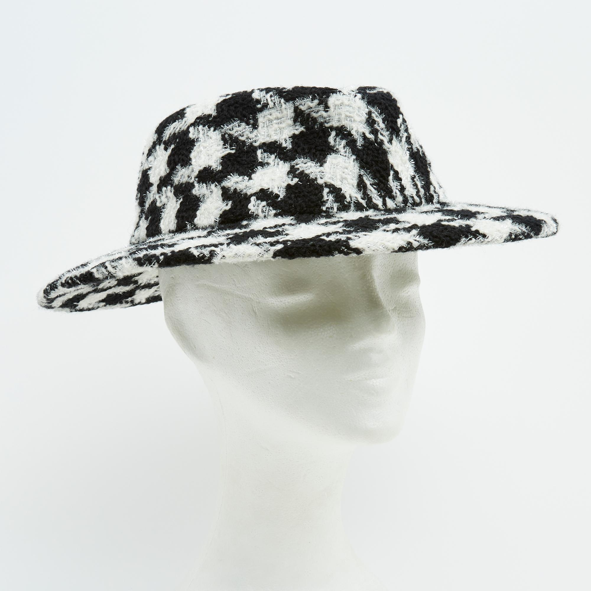 FW2019 Chanel Hat L Black White  In New Condition In PARIS, FR