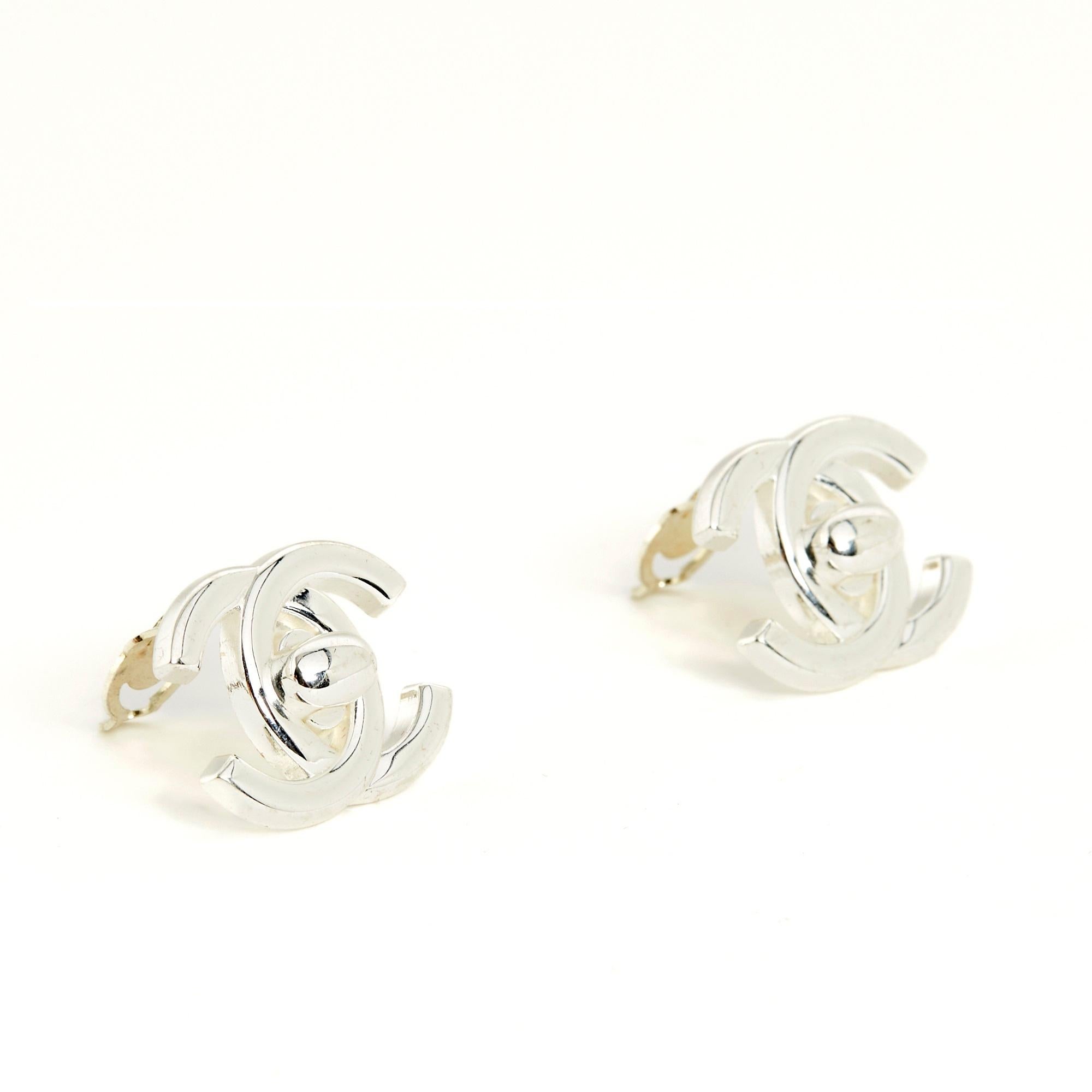 Chanel clip-on earrings, size L, in gold metal with the motif of the famous 