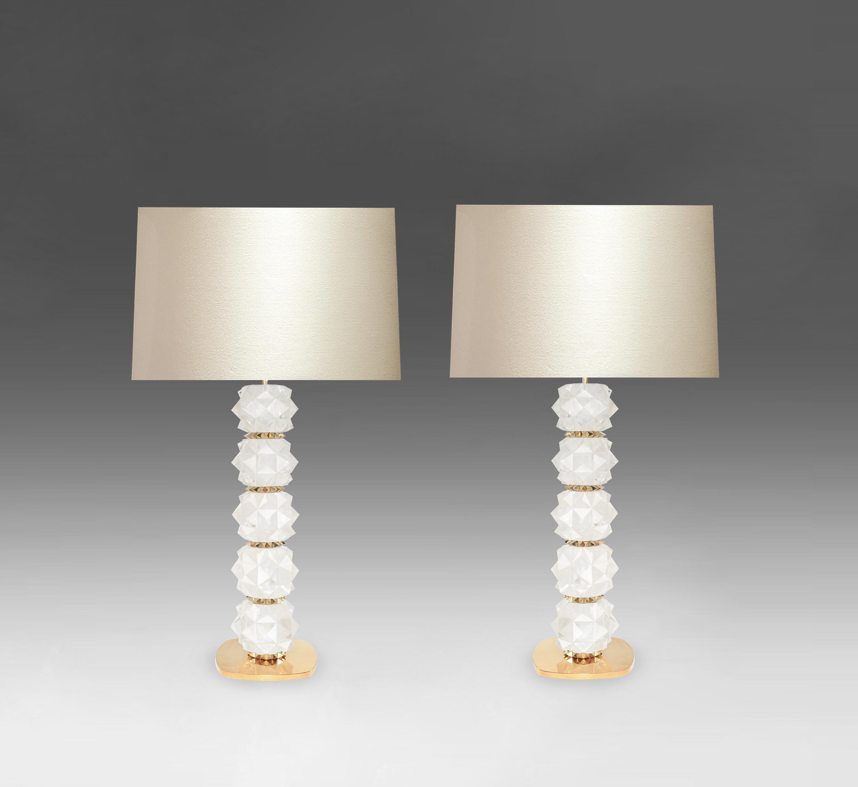 Paire de lampes en cristal de roche finement sculpté et facetté, avec décoration en laiton poli. Créé par Phoenix Gallery, NYC.
Jusqu'au sommet du cristal de roche : 20.5