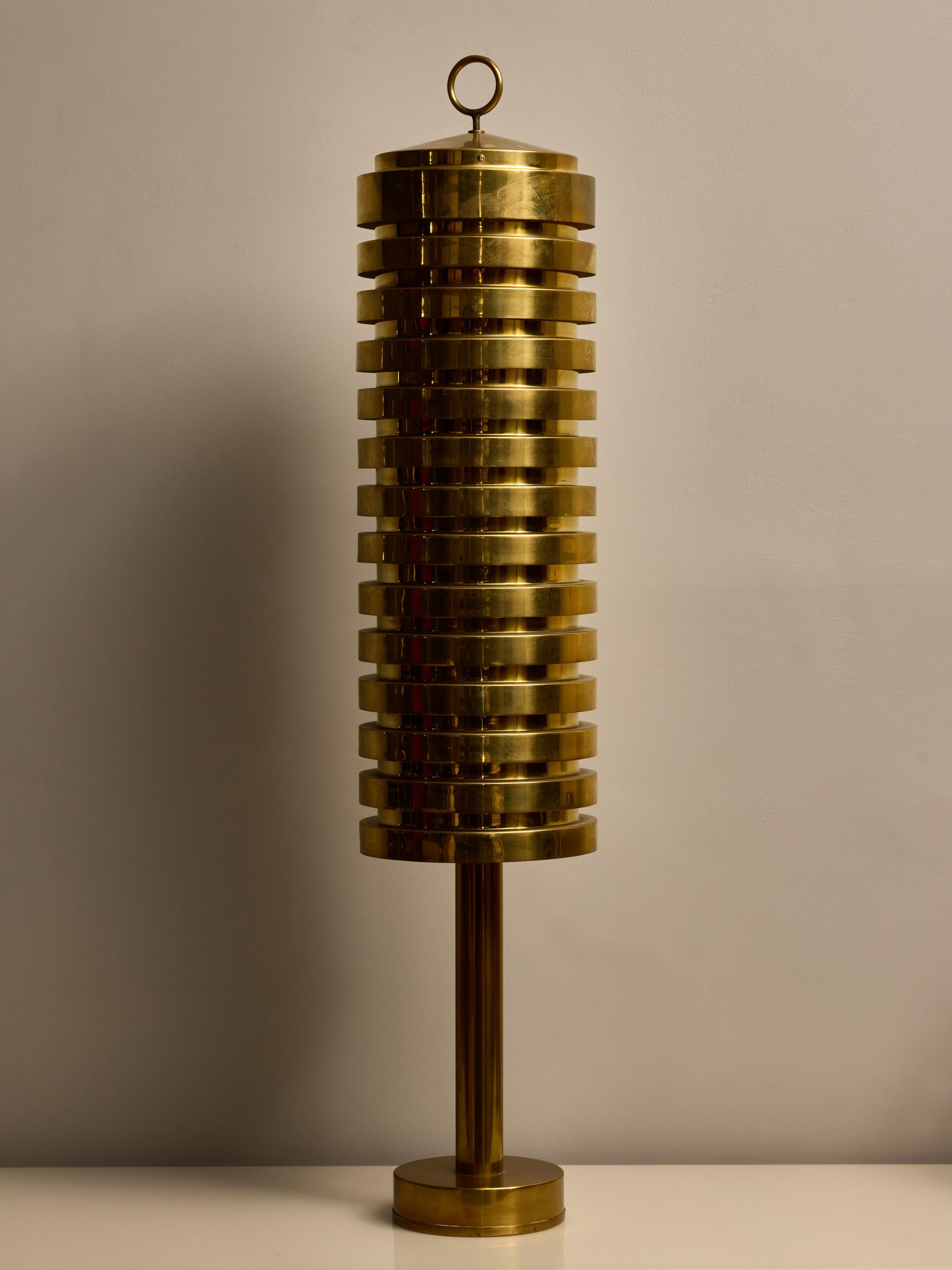 Voici un rare lampadaire court conçu par Hans Agne Jakobsson et fabriqué par son entreprise à Design/One, en Suède, dans les années 1950.
La G-81 se caractérise par une base en laiton et une tige verticale, élégamment ornée d'un abat-jour composé de
