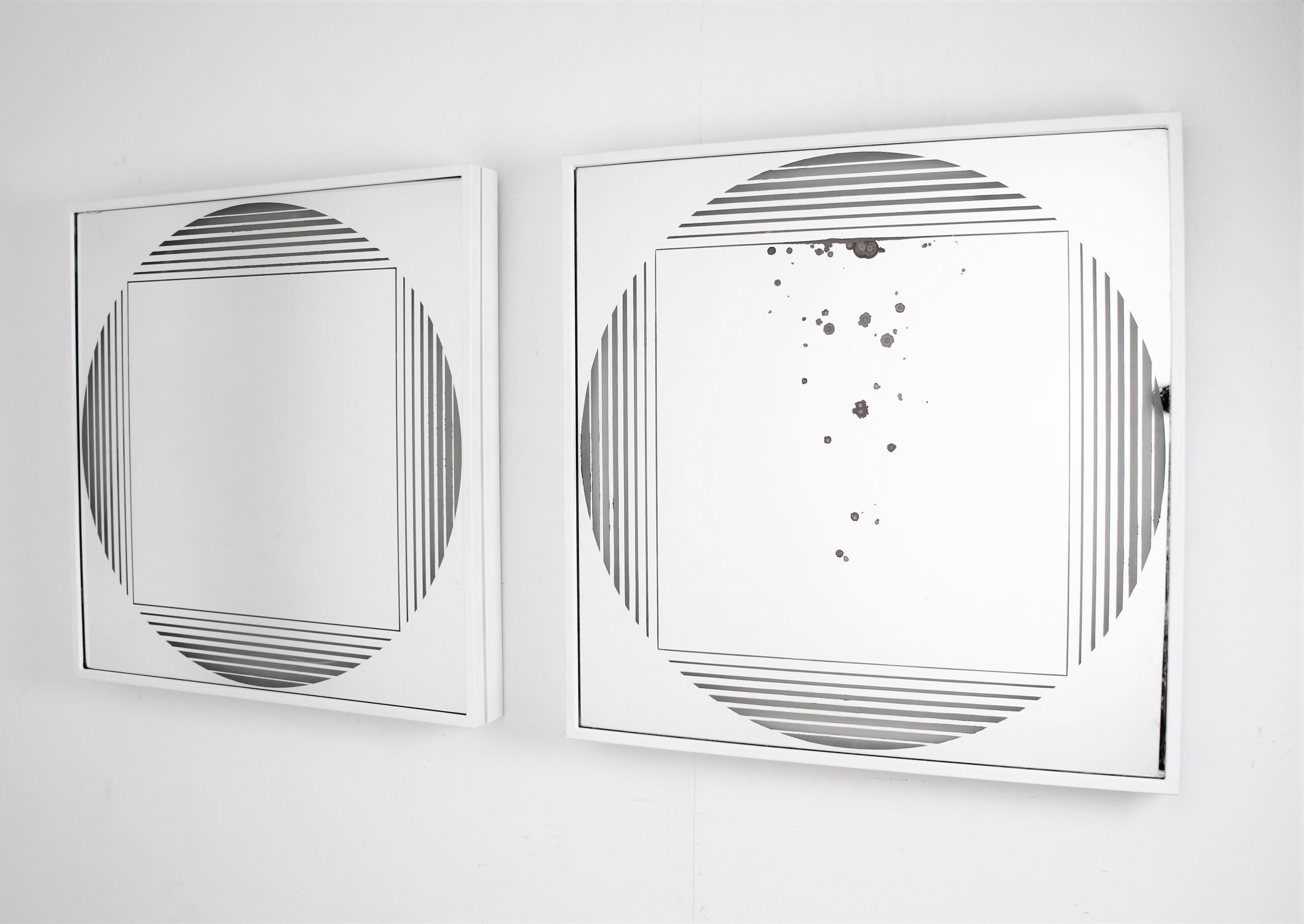 This is a midcentury amazing Italian pair of wall illuminated mirror, mod. 