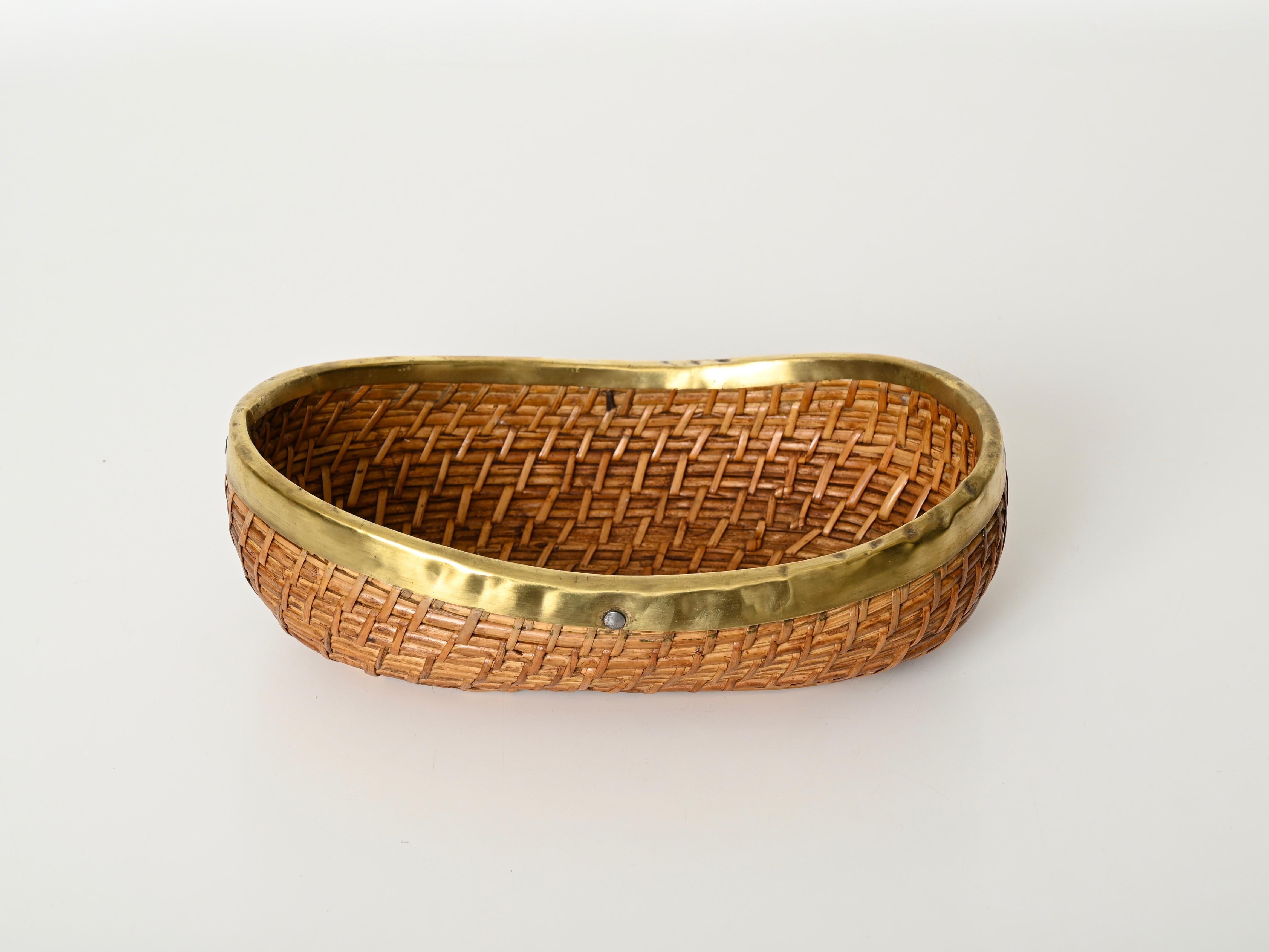 Mid-Century moderno Grande ciotola o videopoche in stile Crespi in rattan intrecciato e ottone, Italia anni '70