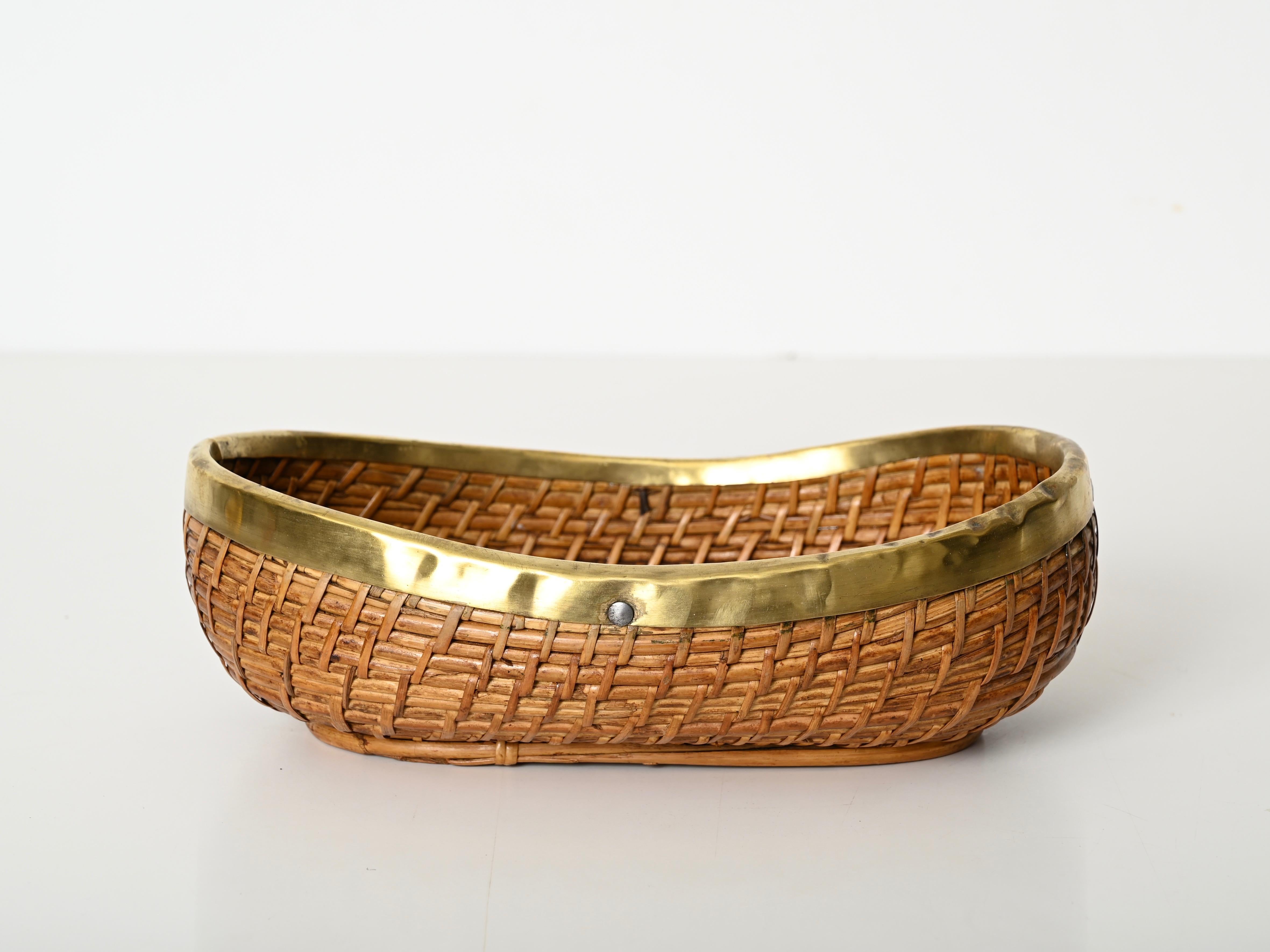 Italiano Grande ciotola o videopoche in stile Crespi in rattan intrecciato e ottone, Italia anni '70