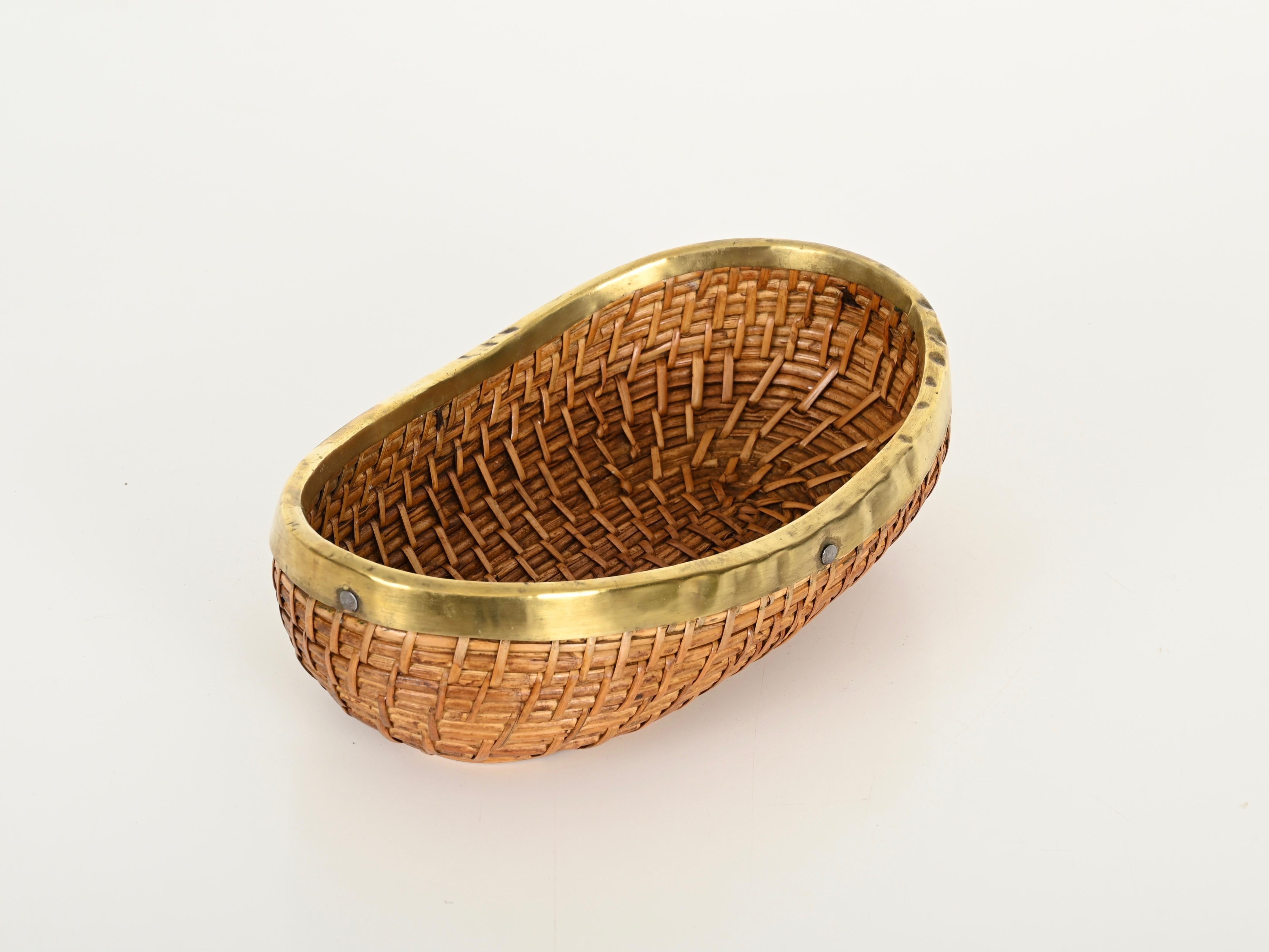 Ottone Grande ciotola o videopoche in stile Crespi in rattan intrecciato e ottone, Italia anni '70