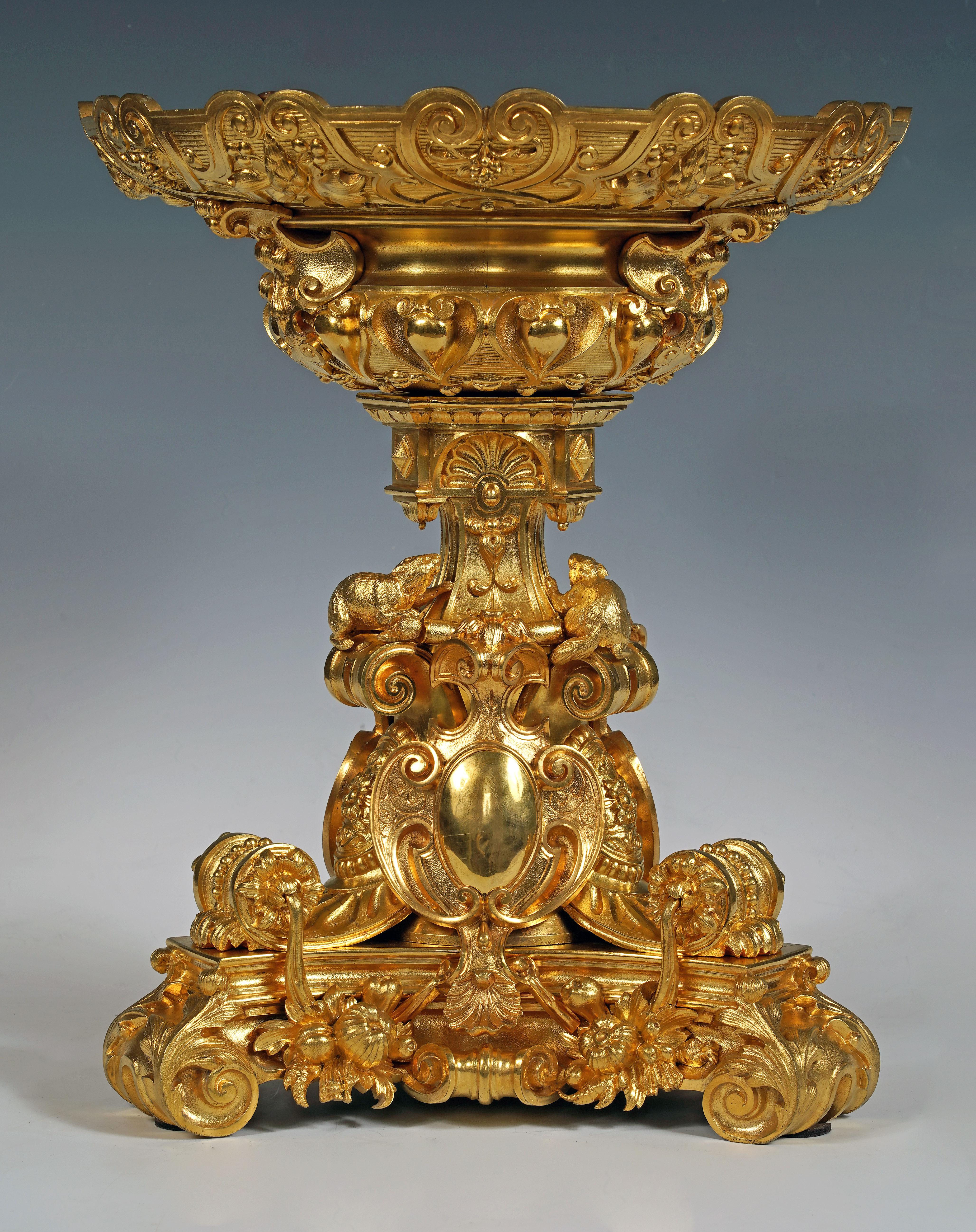 Height : 39,5 cm (15,5 in.) ; Diameter : 32,5 cm (12,8 in.) ; Base : 30 x 30 cm (11,8 x 11,8 in.)

Elegant Louis-Philippe period centerpiece, with rich Renaissance-inspired chiseled and gilded bronze decoration. Made up of a bowl decorated with