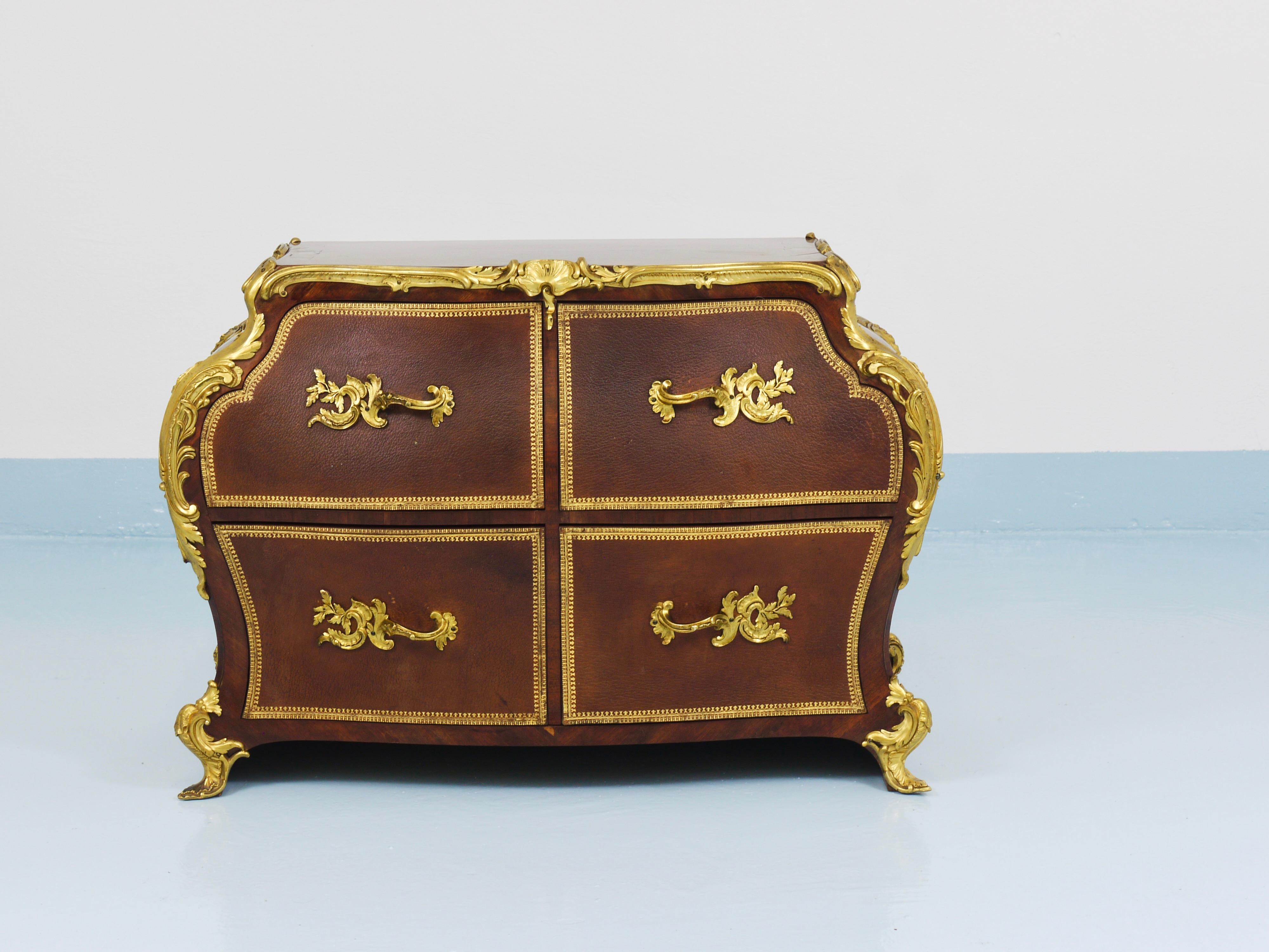 Squisita commode / cassettiera in legno bombato Rococò-revival, risalente al 1880 circa, Parigi, Francia. Un pezzo eccezionale in stile Louis XV, realizzato con notevole finezza e attenzione ai dettagli dal rinomato ébéniste parigino Gervais