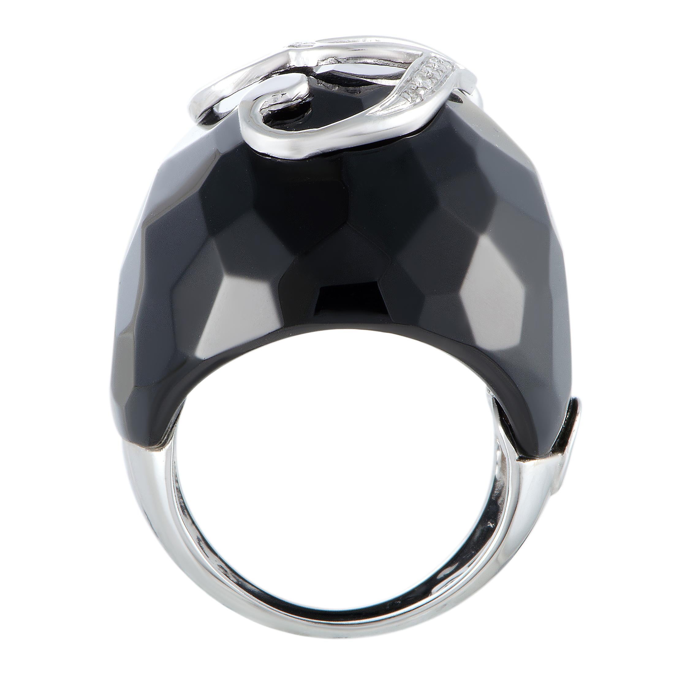 This spectacular ring offers an exceptionally fashionable appearance thanks to the prestigious blend of white gold and diamonds that beautifully brings out the striking color of the expertly cut onyx. The ring is a G. Fiorini design and it is