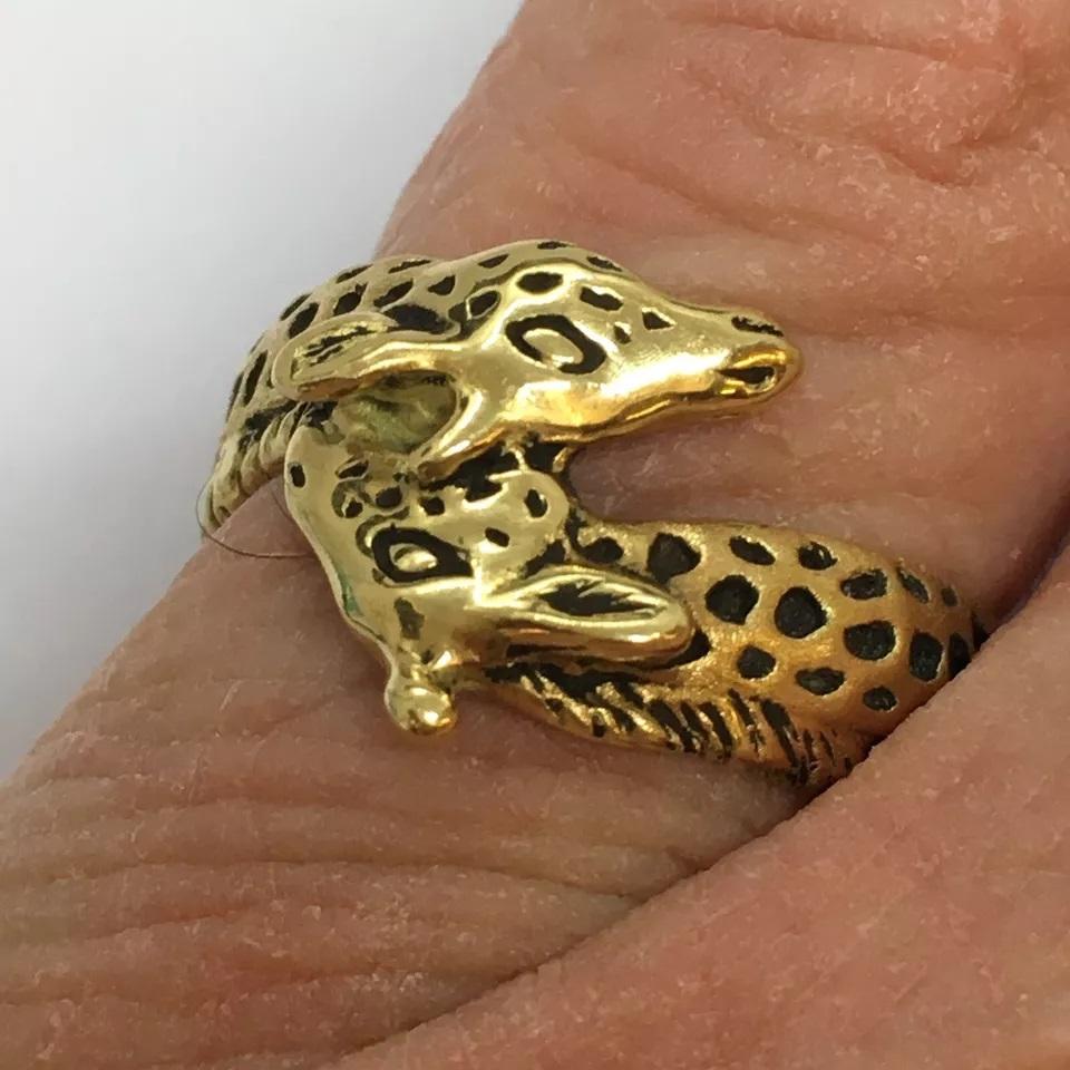 G & G Appleby 18 Karat Yellow Gold Enamel Double Giraffe Ring In Excellent Condition For Sale In Los Angeles, CA