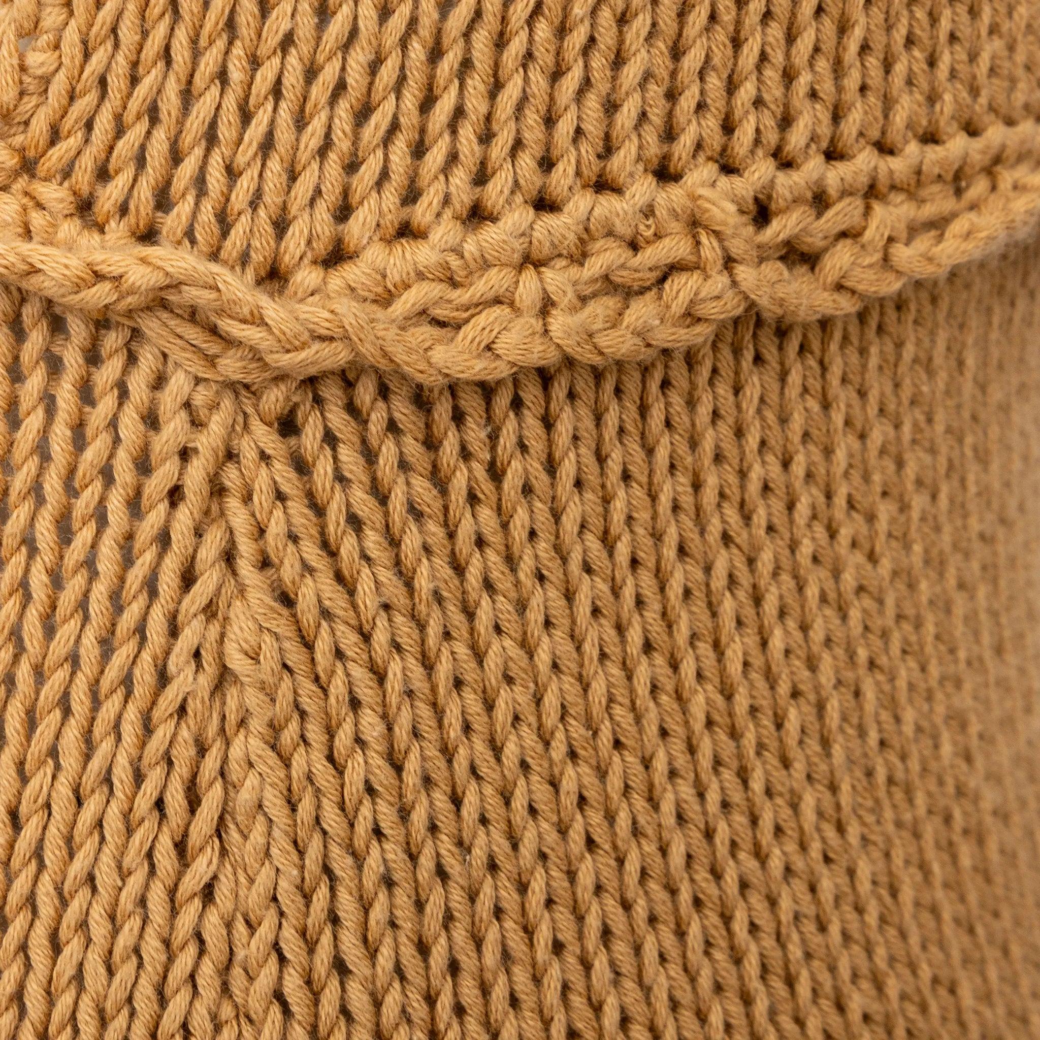 Mini robe en crochet Romeo Gigli en coton marron clair, dotée de fines bretelles et d'un design aéré en maille ouverte. Parfait pour l'été.  
 Mesures : Poitrine:36;Taille:32;Longueur:96  
 MATERIAL : 100% coton